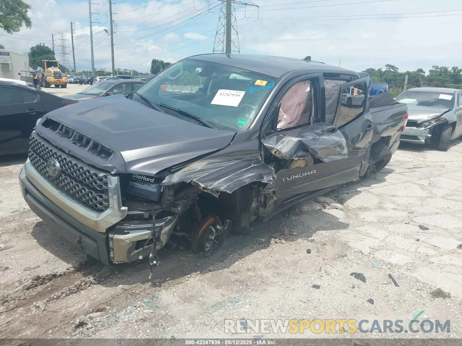 2 fotografías del automóvil dañado 5TFEY5F13LX265681 TOYOTA TUNDRA 2020