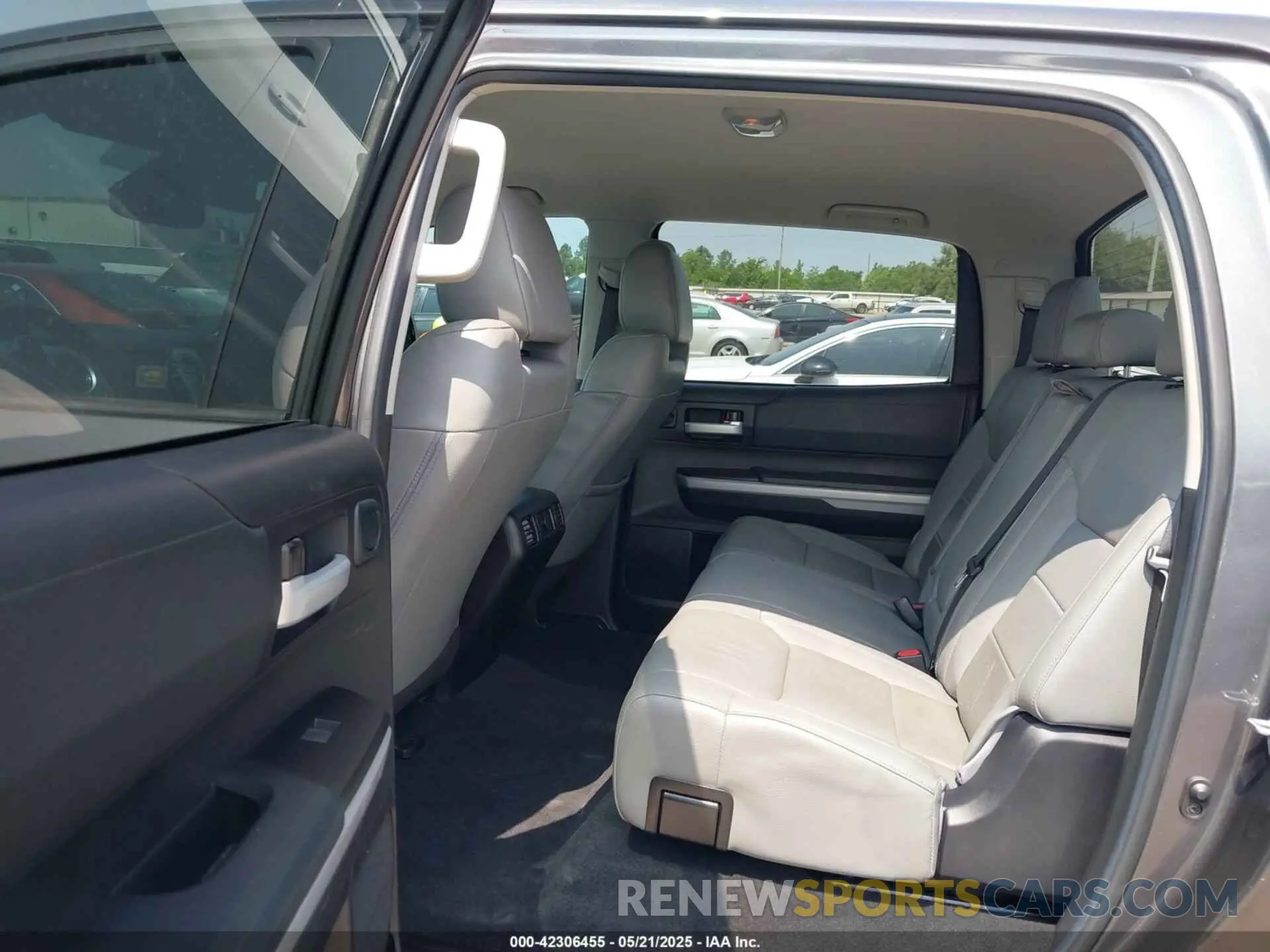 8 fotografías del automóvil dañado 5TFEY5F1XLX266049 TOYOTA TUNDRA 2020