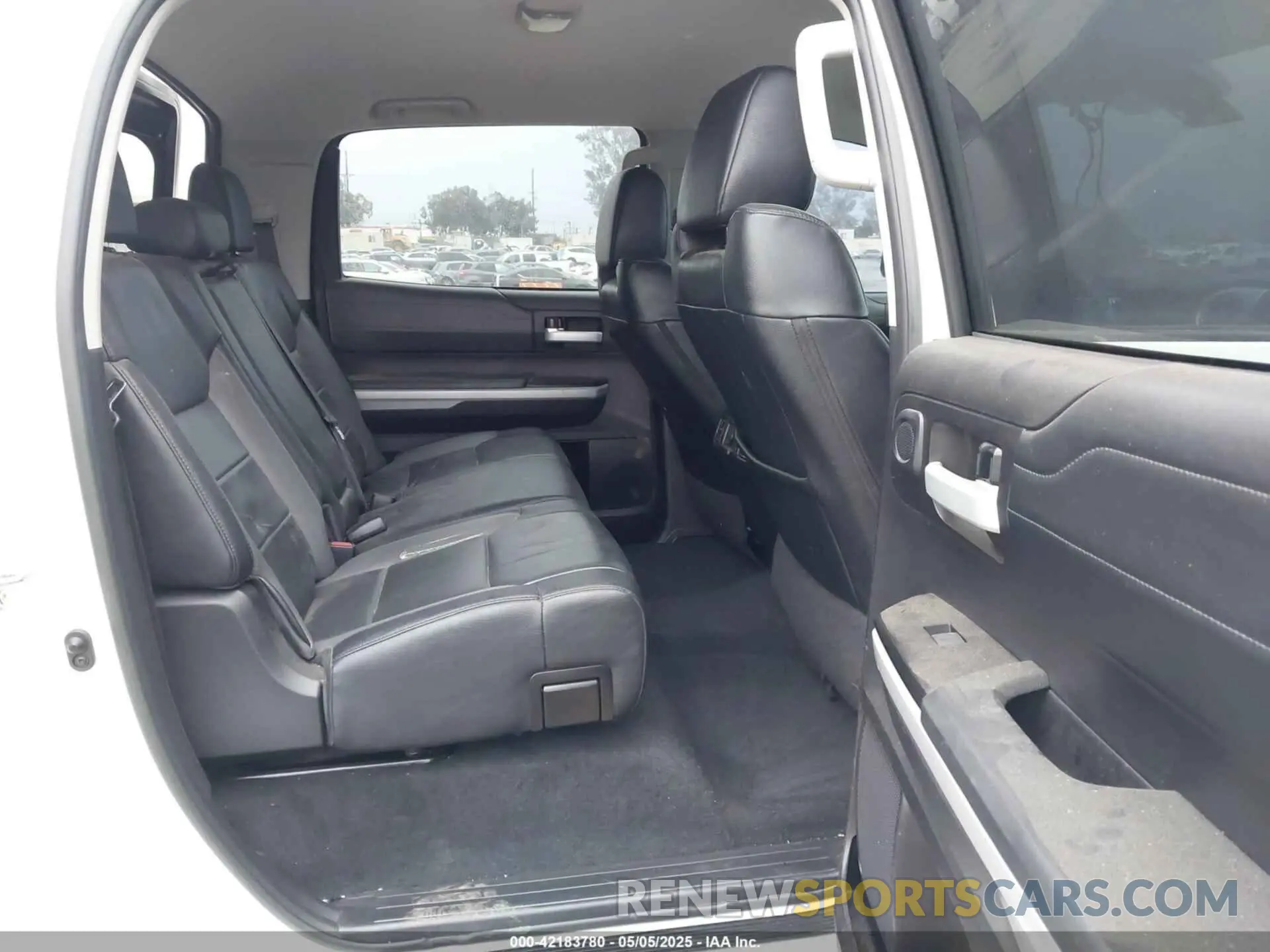 8 fotografías del automóvil dañado 5TFHY5F16LX917738 TOYOTA TUNDRA 2020
