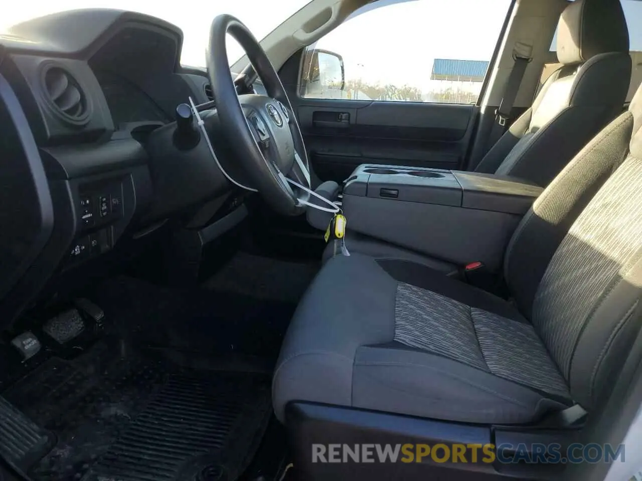 7 fotografías del automóvil dañado 5TFRY5F11LX267575 TOYOTA TUNDRA 2020