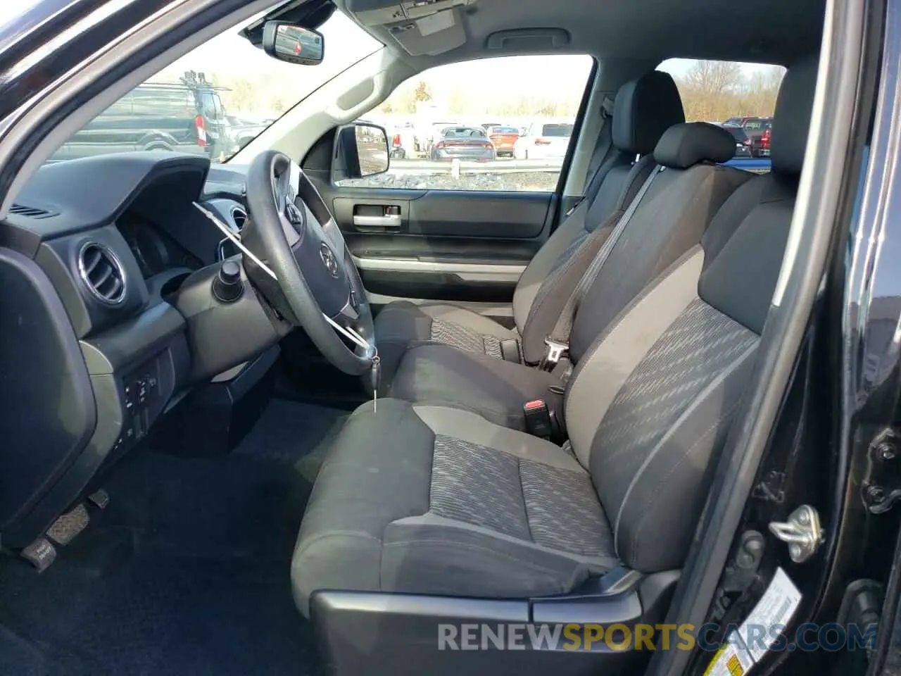 7 fotografías del automóvil dañado 5TFUY5F13LX922653 TOYOTA TUNDRA 2020