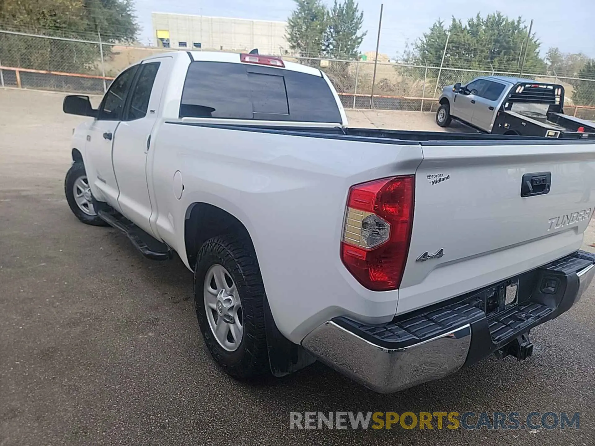16 fotografías del automóvil dañado 5TFUY5F16LX878342 TOYOTA TUNDRA 2020