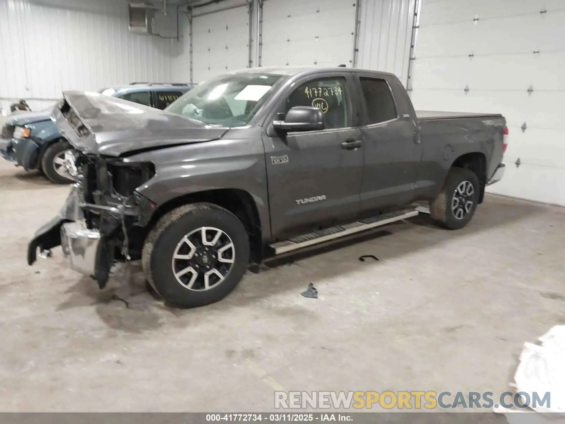 2 fotografías del automóvil dañado 5TFUY5F16LX913073 TOYOTA TUNDRA 2020