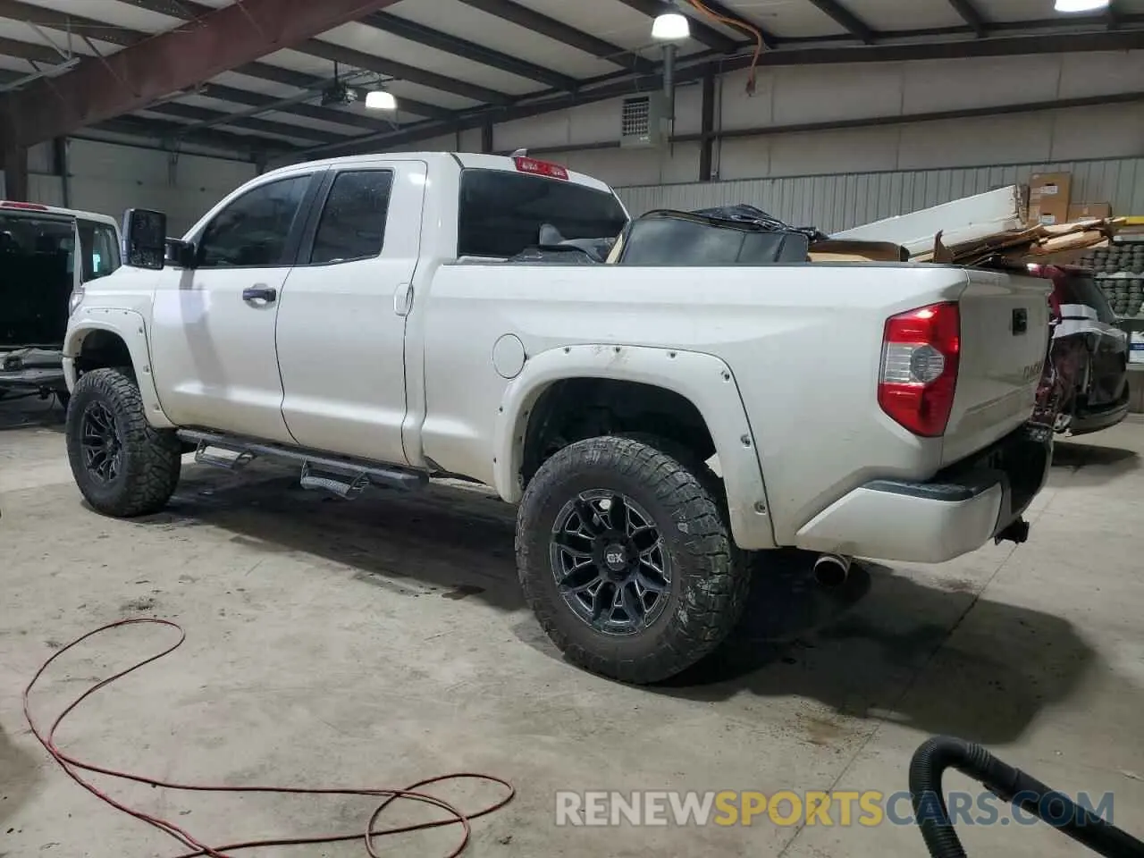 2 fotografías del automóvil dañado 5TFUY5F17LX872050 TOYOTA TUNDRA 2020
