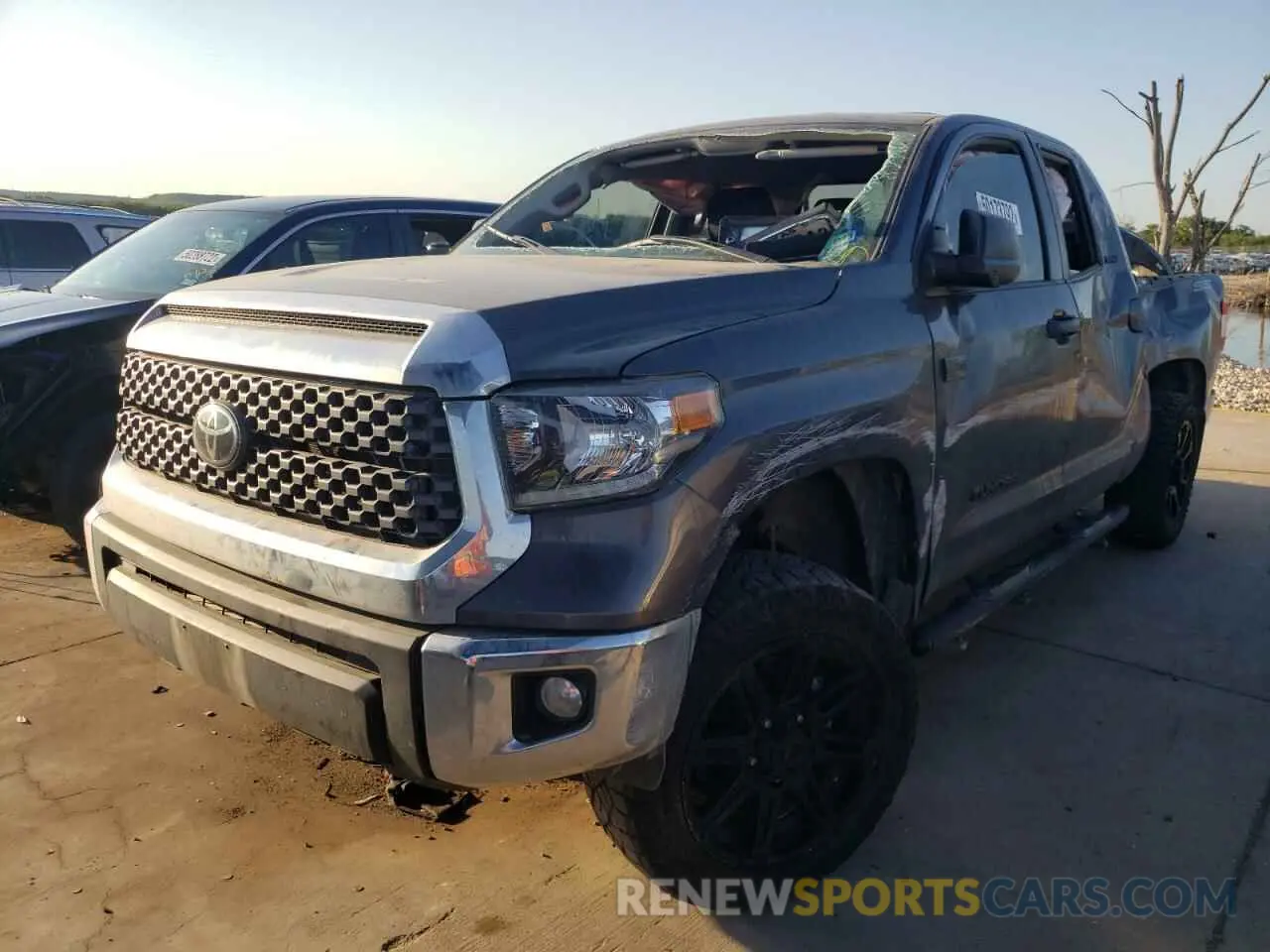 2 fotografías del automóvil dañado 5TFUY5F19LX888170 TOYOTA TUNDRA 2020