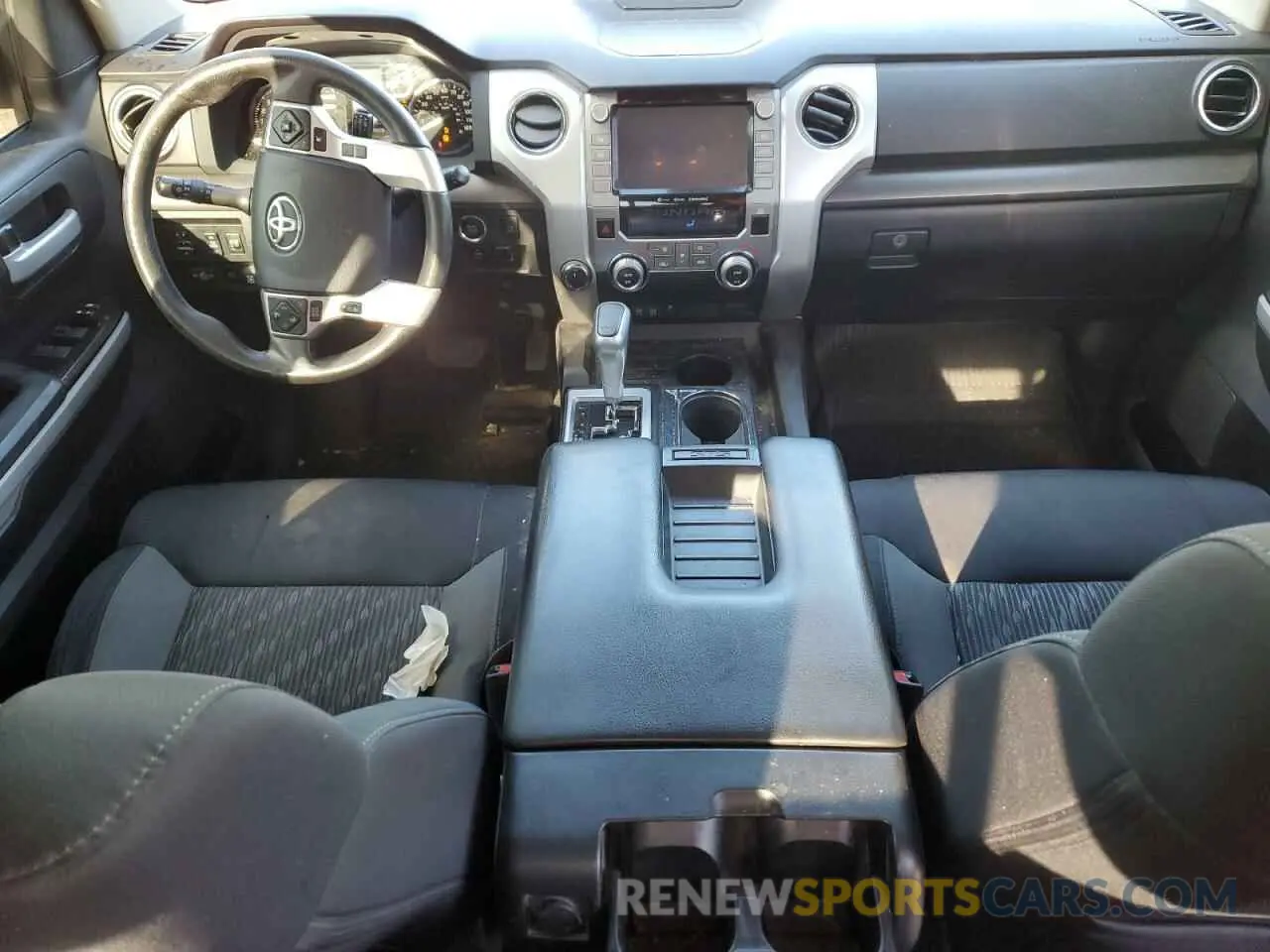 8 fotografías del automóvil dañado 5TFUY5F19LX925945 TOYOTA TUNDRA 2020