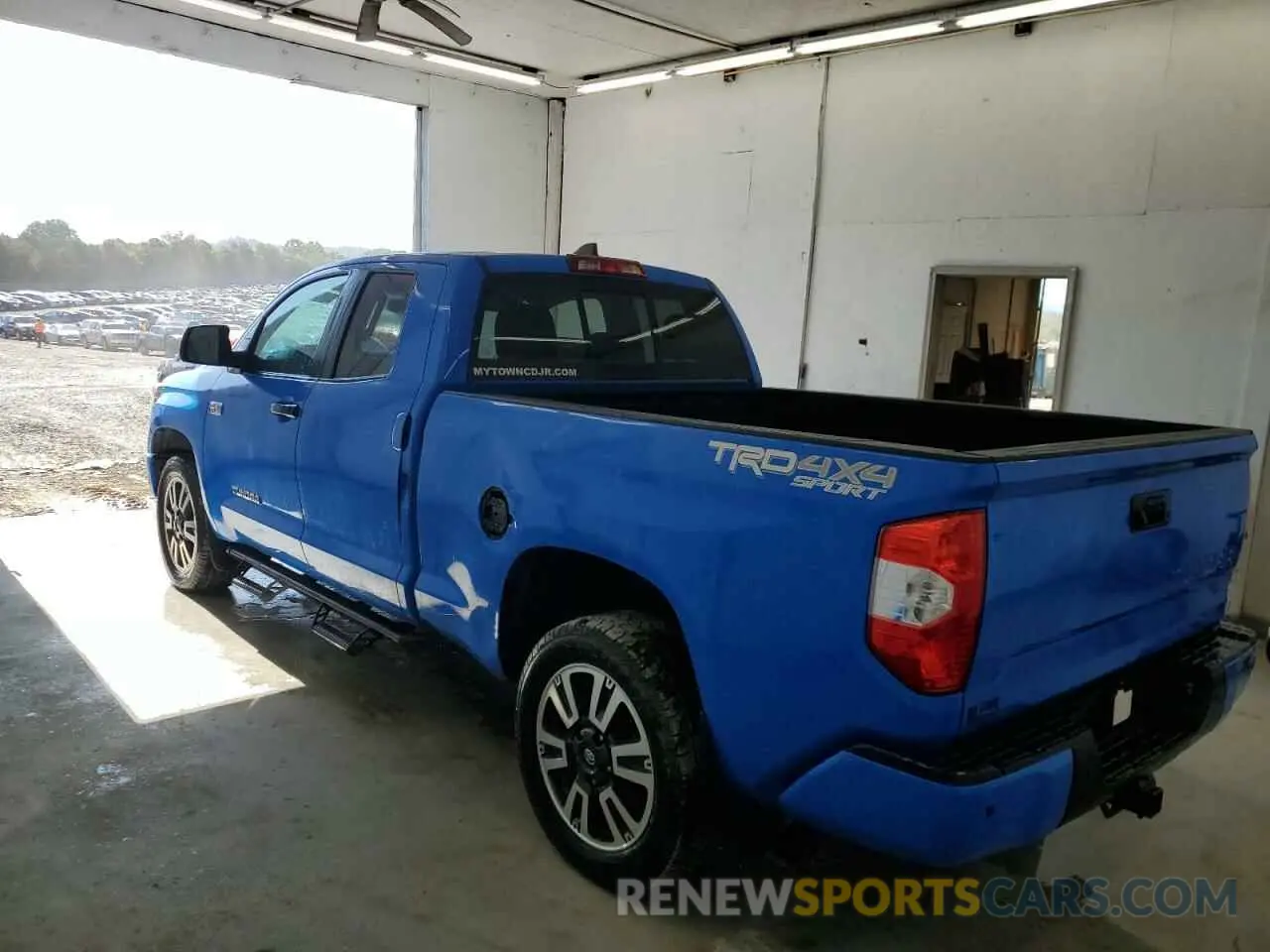 2 fotografías del automóvil dañado 5TFUY5F16MX026462 TOYOTA TUNDRA 2021