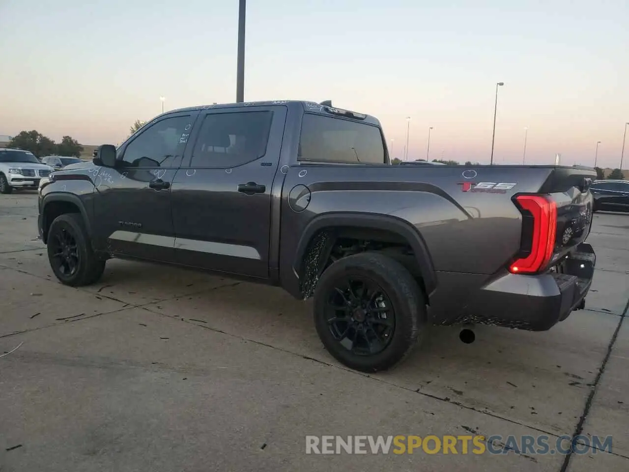 2 fotografías del automóvil dañado 5TFLA5DB0NX049572 TOYOTA TUNDRA 2022