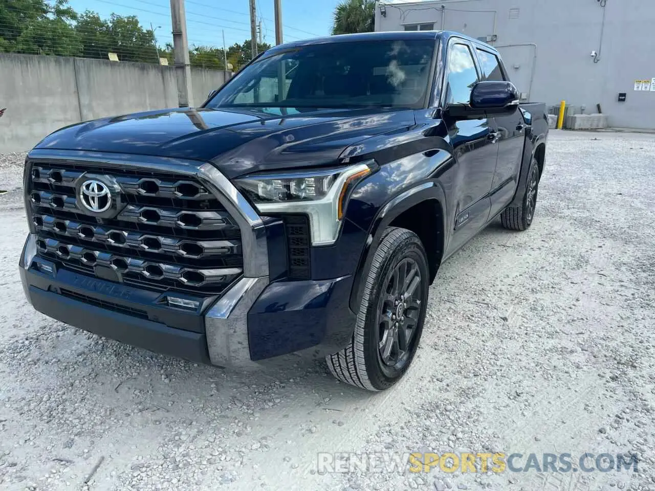 2 fotografías del automóvil dañado 5TFNA5DB4NX002456 TOYOTA TUNDRA 2022