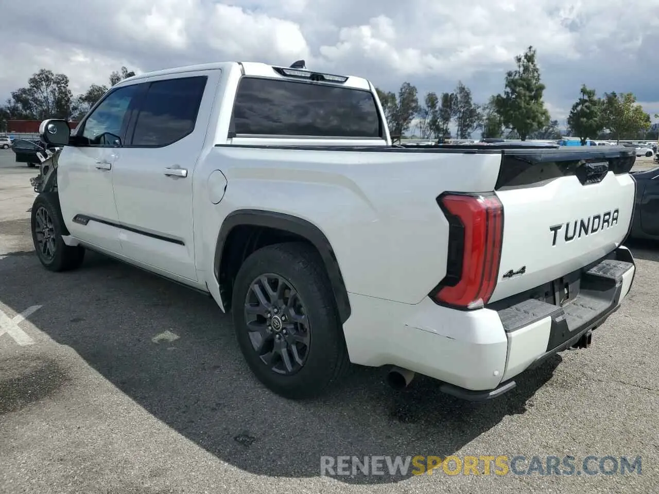 2 fotografías del automóvil dañado 5TFNA5DB6NX005049 TOYOTA TUNDRA 2022