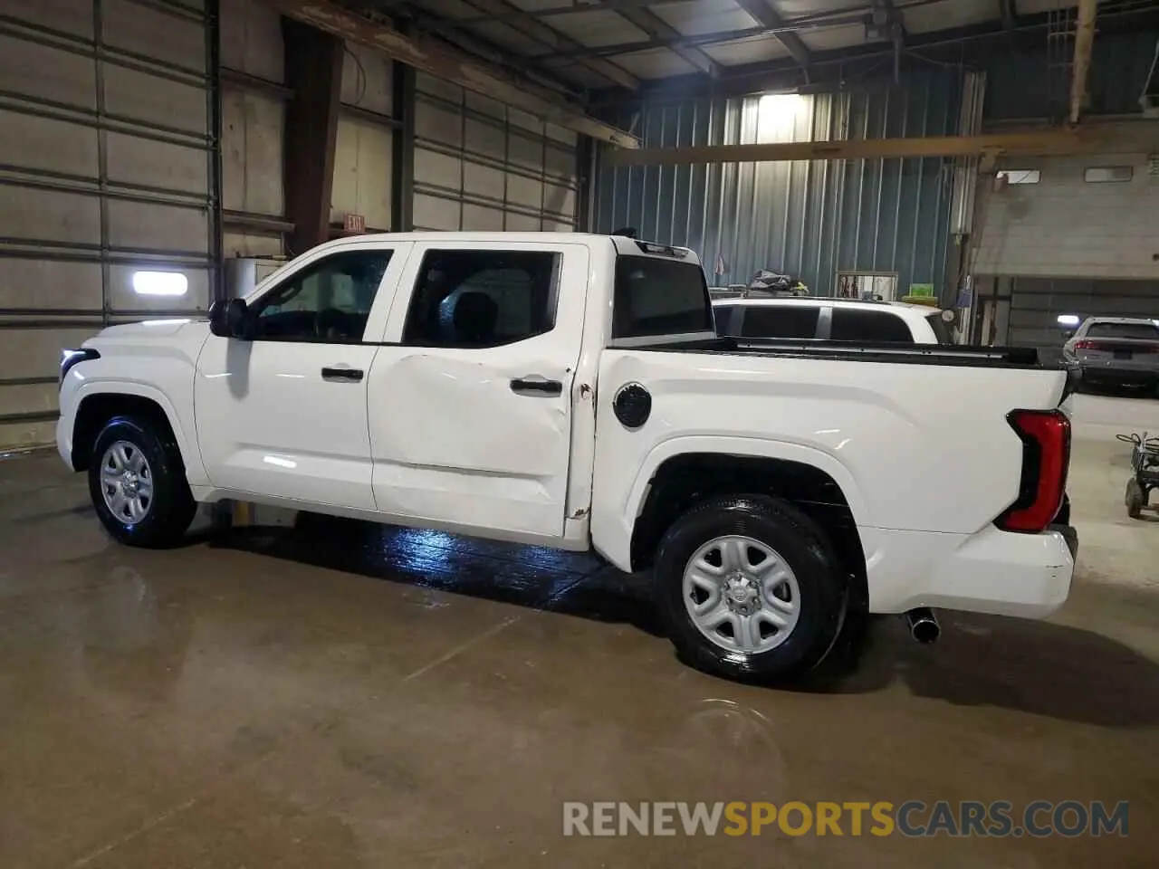 2 fotografías del automóvil dañado 5TFKB5AB5PX022836 TOYOTA TUNDRA 2023