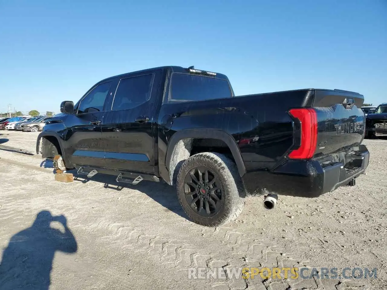 2 fotografías del automóvil dañado 5TFLA5DB3PX077630 TOYOTA TUNDRA 2023