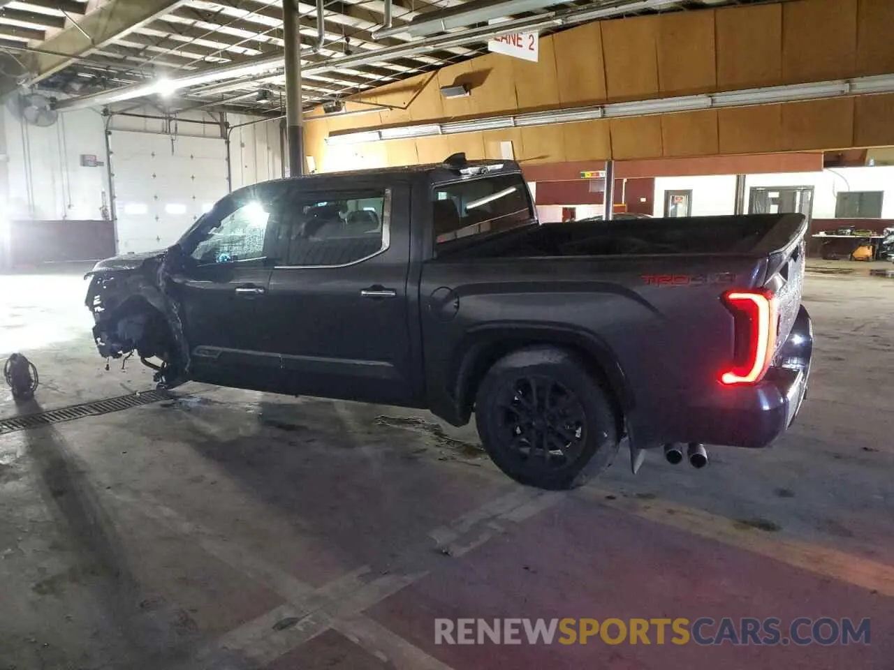 2 fotografías del automóvil dañado 5TFMA5DB6PX117400 TOYOTA TUNDRA 2023