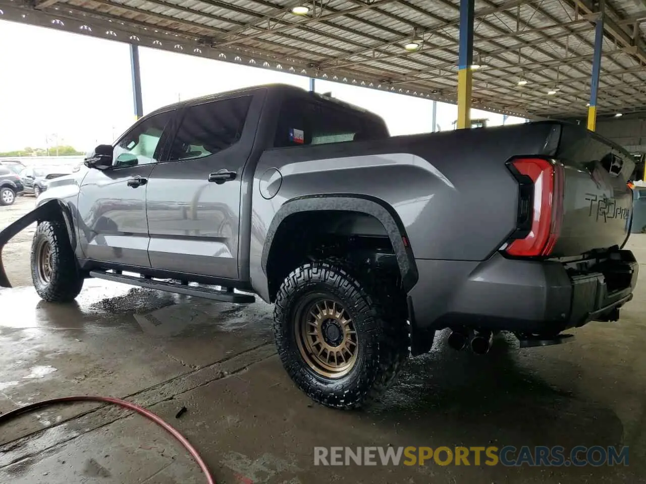 2 fotografías del automóvil dañado 5TFPC5DB3PX032280 TOYOTA TUNDRA 2023