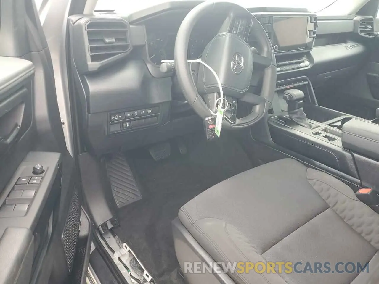 8 fotografías del automóvil dañado 5TFKB5DB3RX182504 TOYOTA TUNDRA 2024