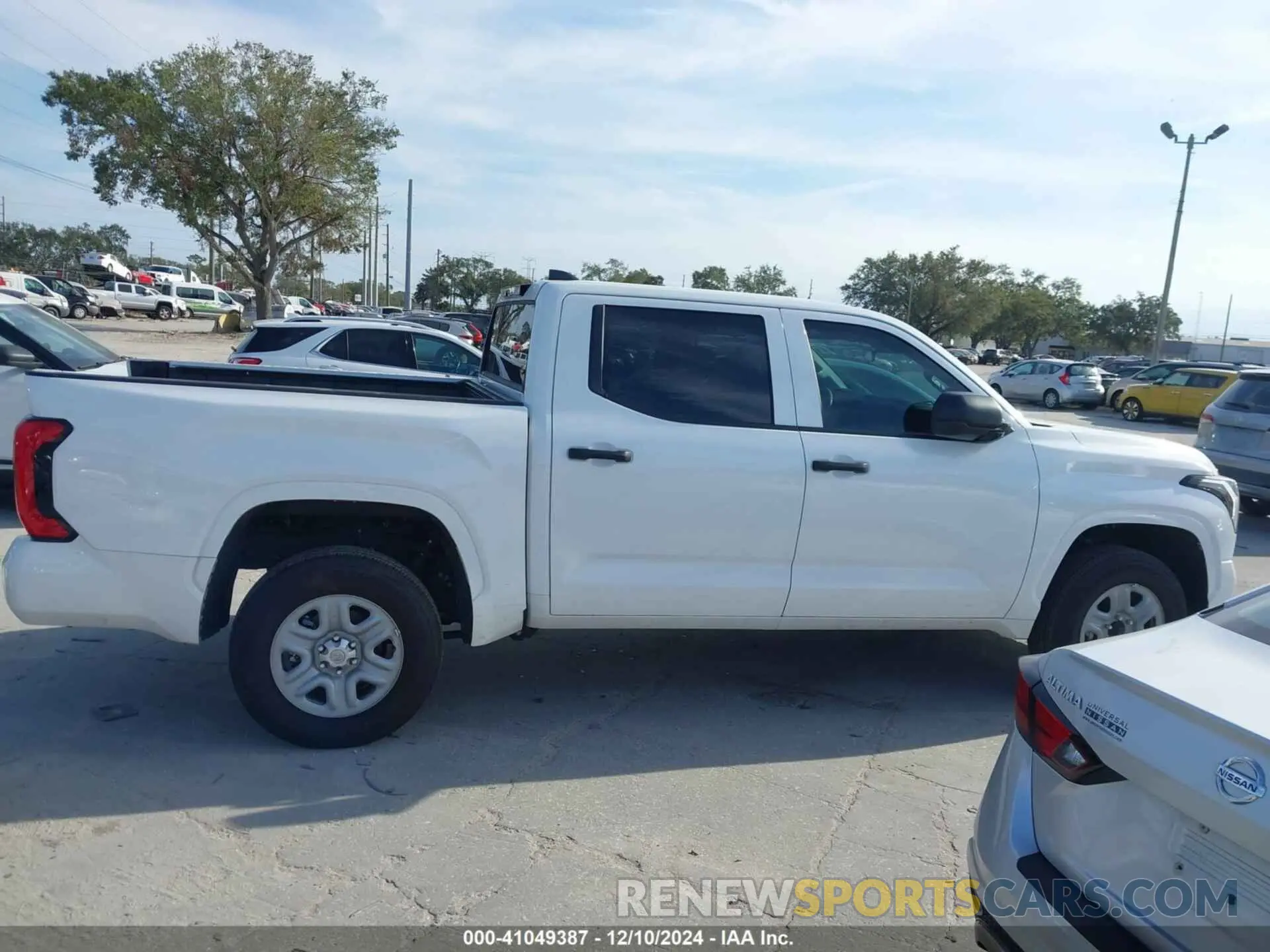 14 fotografías del automóvil dañado 5TFKB5DB5RX177711 TOYOTA TUNDRA 2024