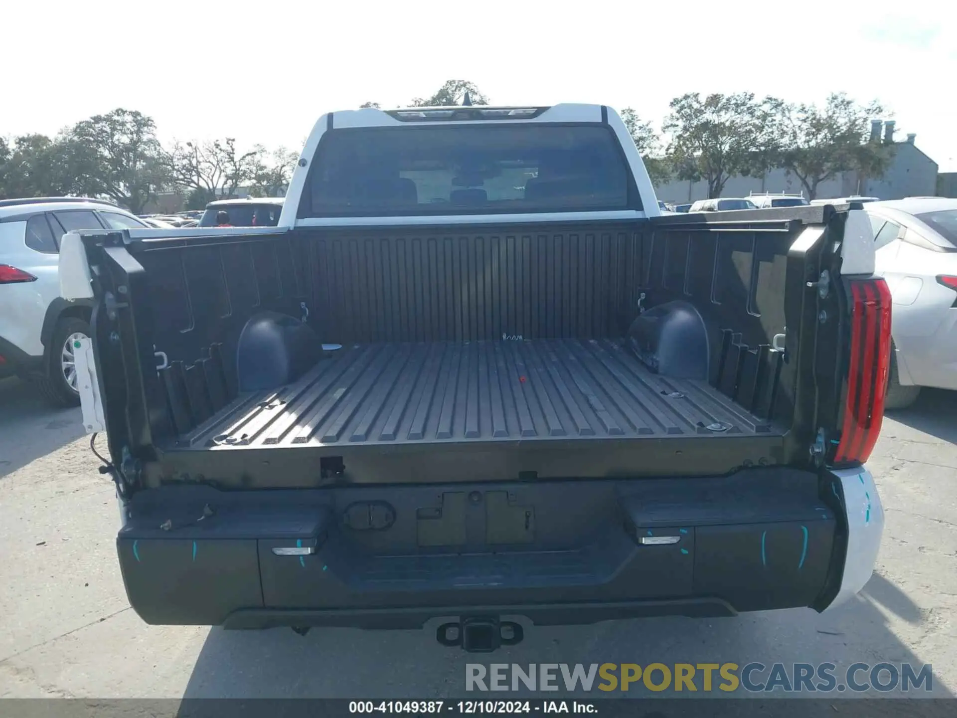 17 fotografías del automóvil dañado 5TFKB5DB5RX177711 TOYOTA TUNDRA 2024