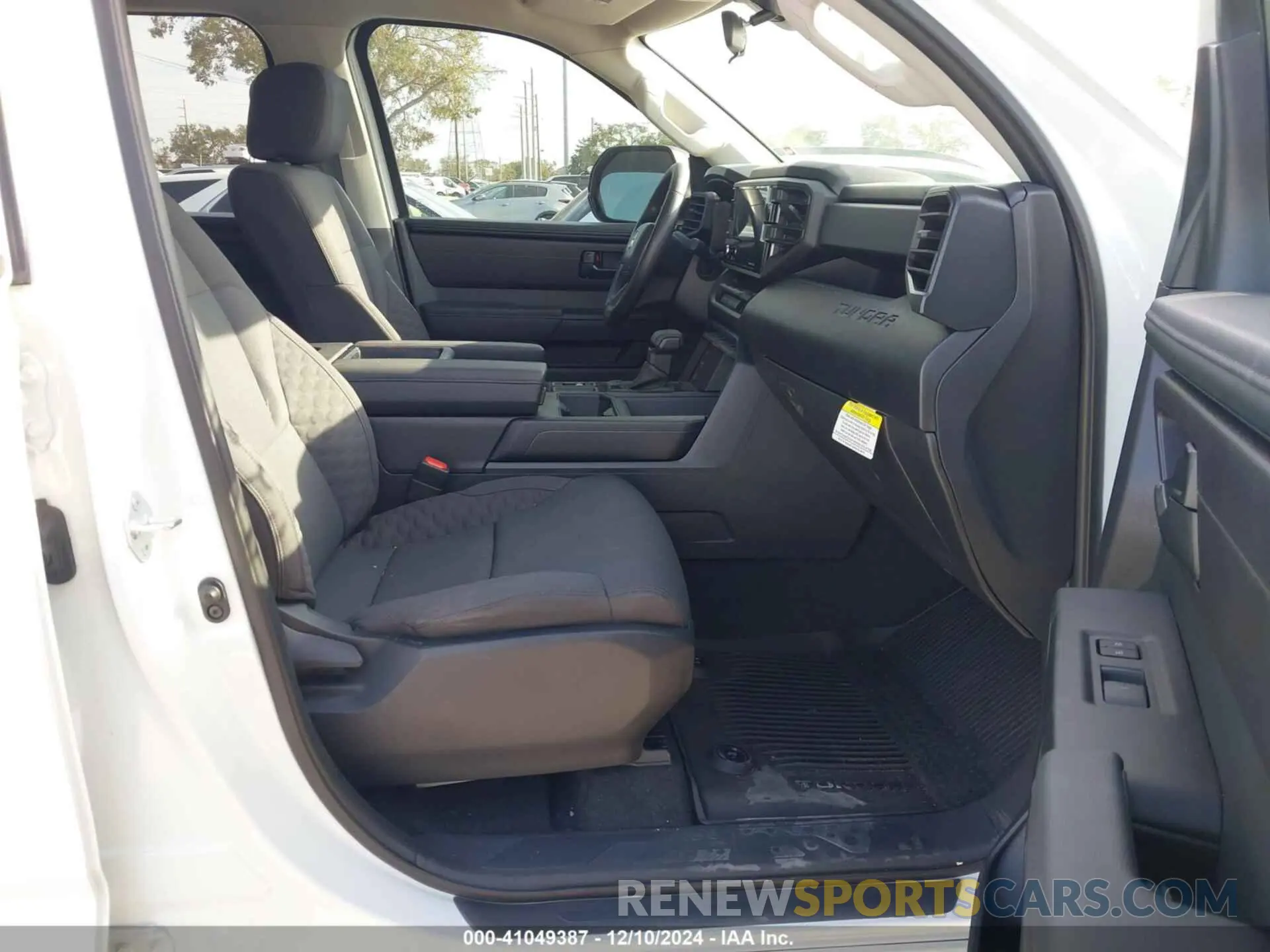 5 fotografías del automóvil dañado 5TFKB5DB5RX177711 TOYOTA TUNDRA 2024