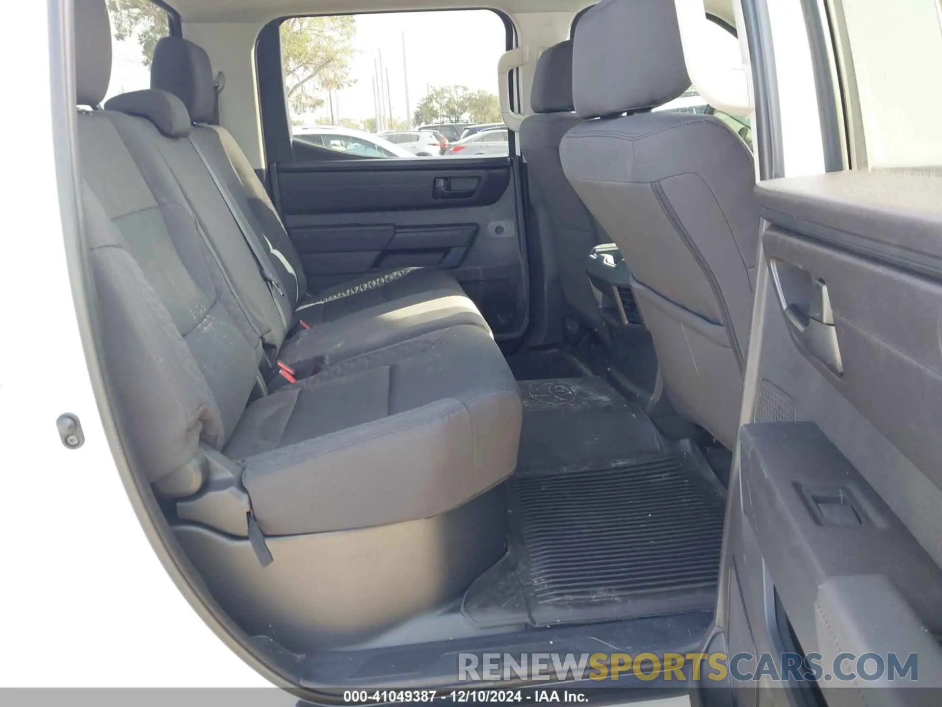 8 fotografías del automóvil dañado 5TFKB5DB5RX177711 TOYOTA TUNDRA 2024
