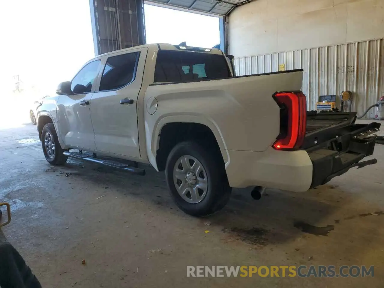 2 fotografías del automóvil dañado 5TFKB5DB6RX217360 TOYOTA TUNDRA 2024