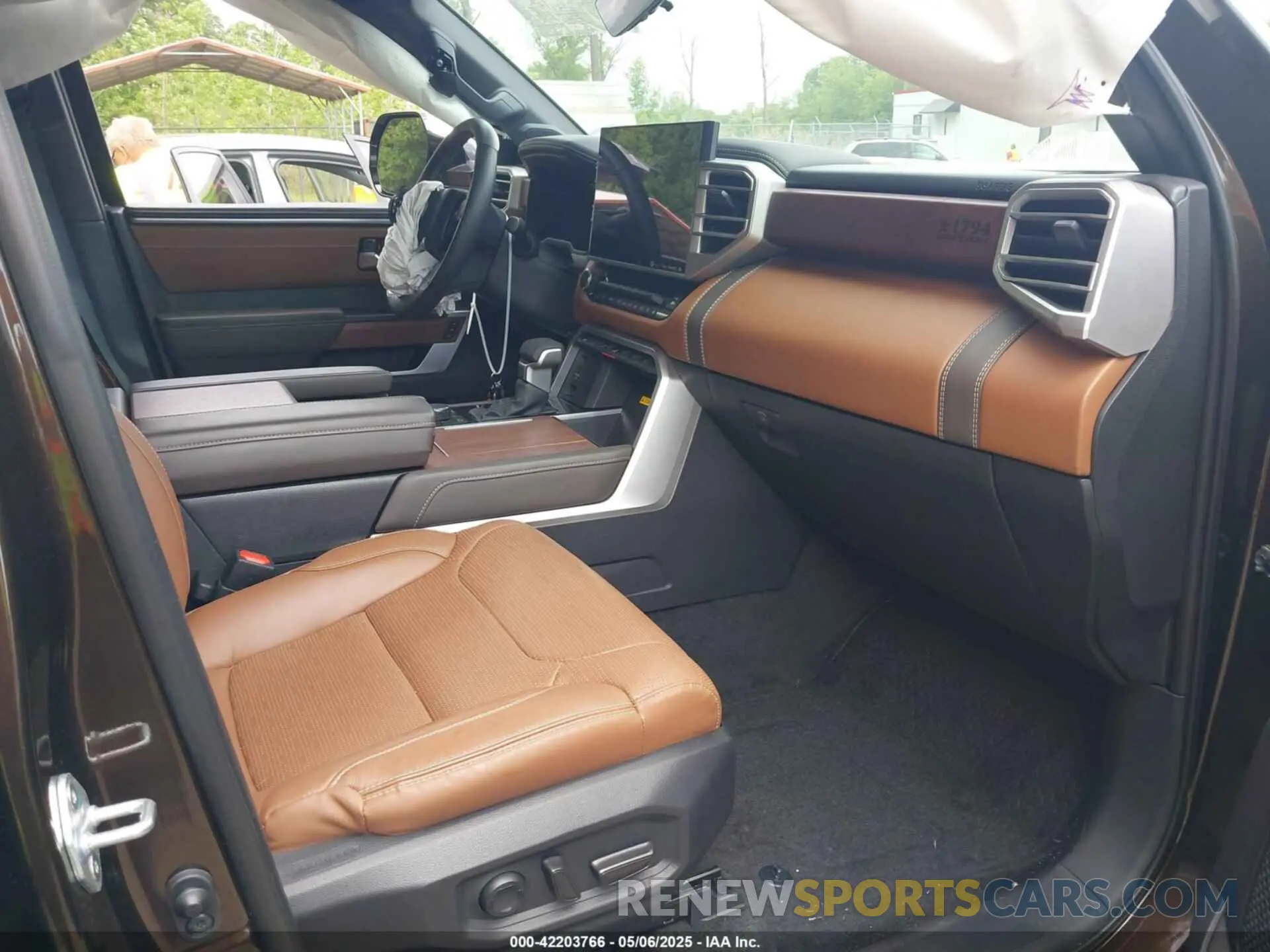 5 fotografías del automóvil dañado 5TFMA5DB5RX145336 TOYOTA TUNDRA 2024