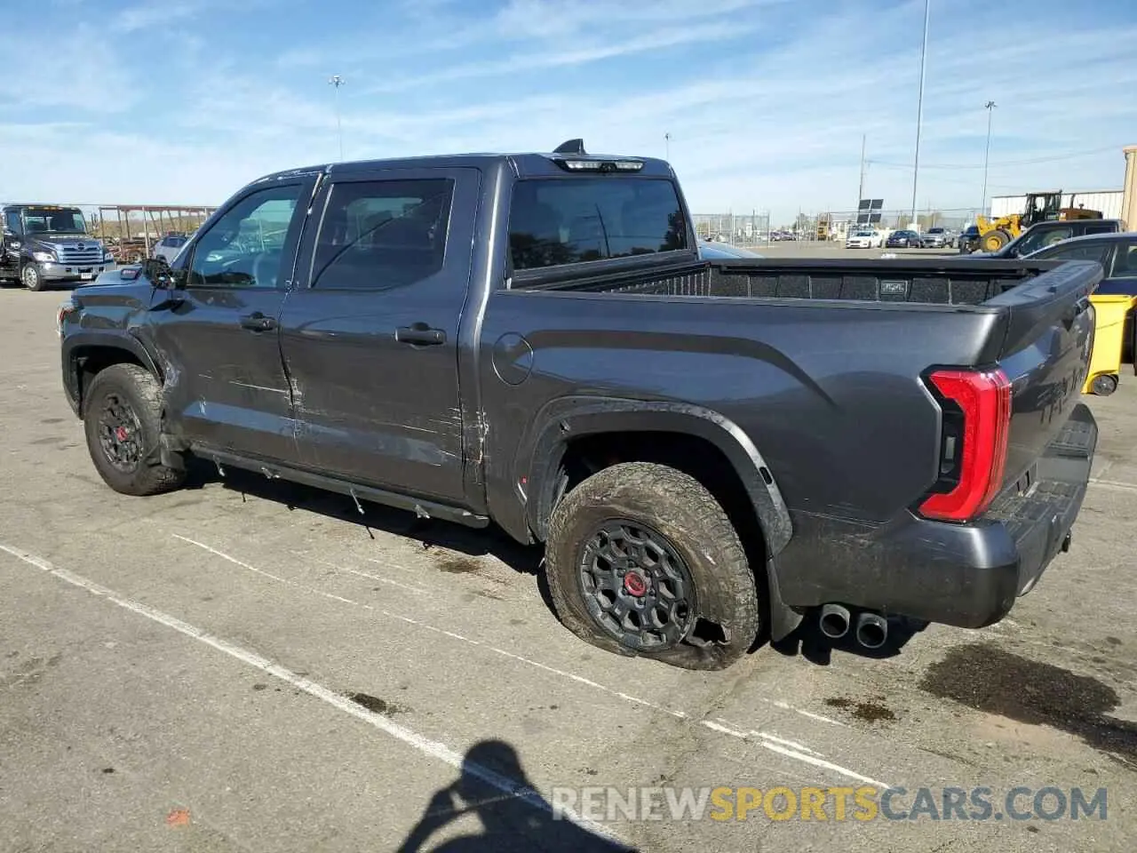2 fotografías del automóvil dañado 5TFPC5DB2RX058677 TOYOTA TUNDRA 2024