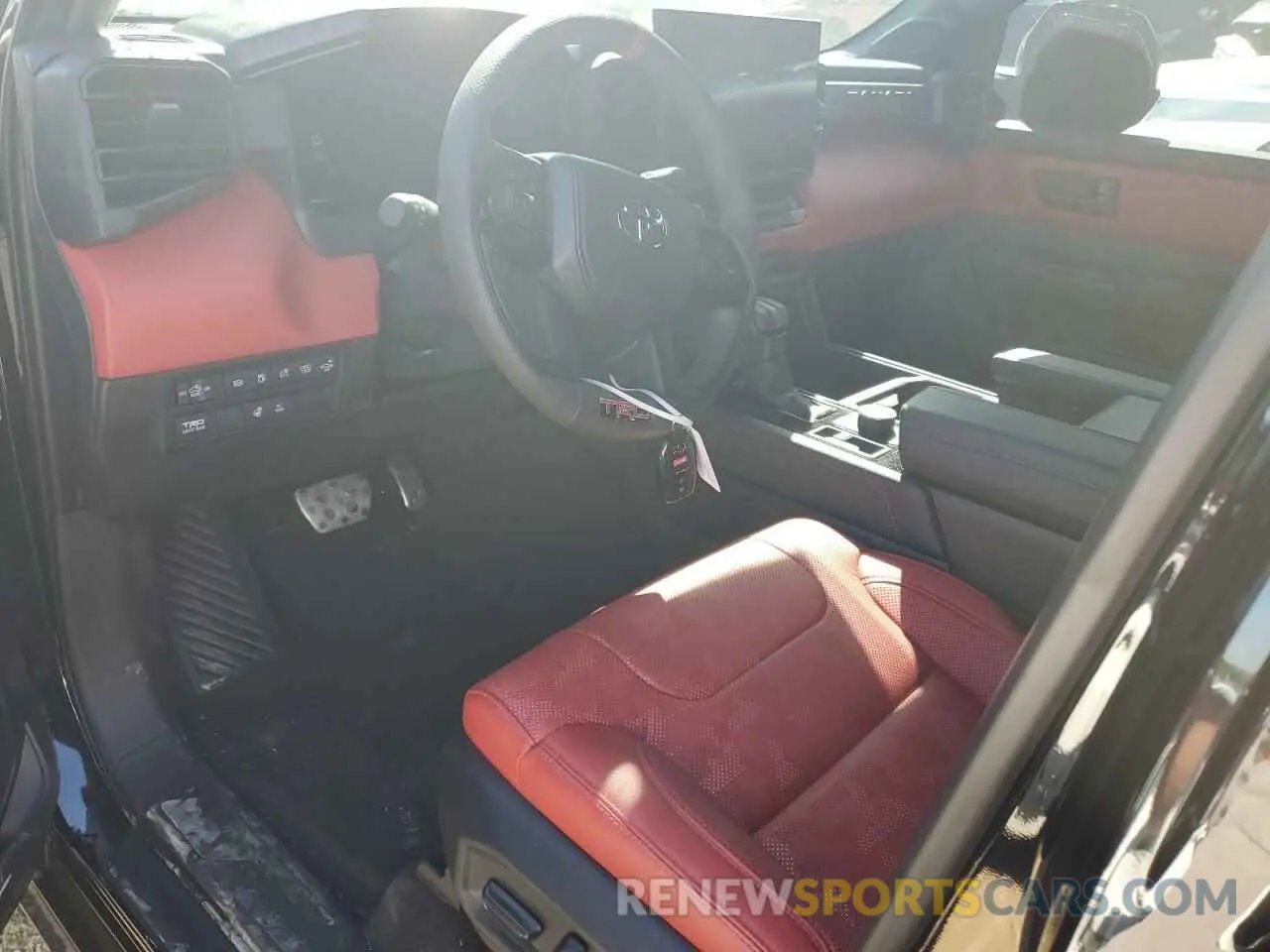 8 fotografías del automóvil dañado 5TFPC5DB9RX083592 TOYOTA TUNDRA 2024