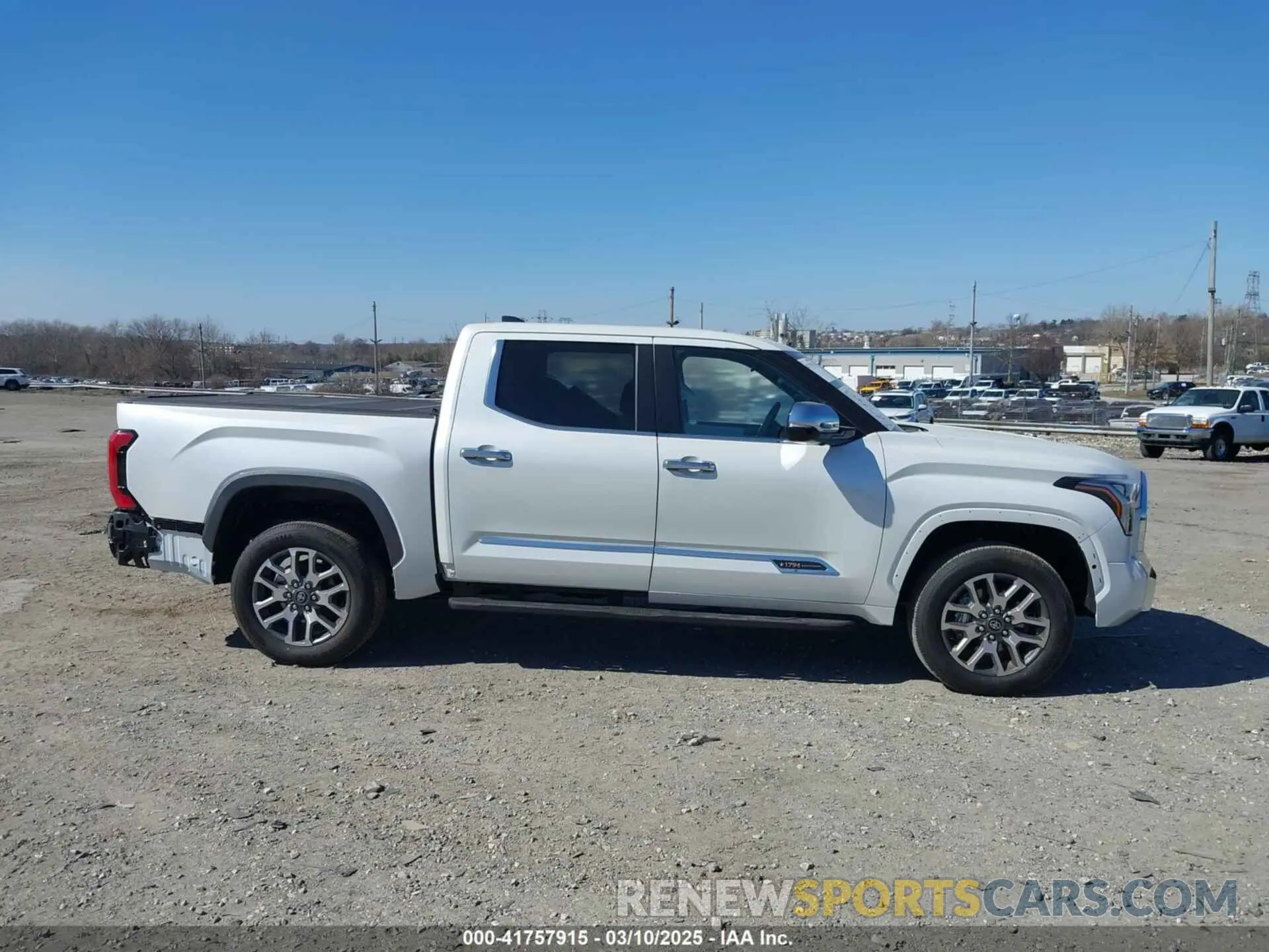 14 fotografías del automóvil dañado 5TFMA5DB3SX276769 TOYOTA TUNDRA 2025