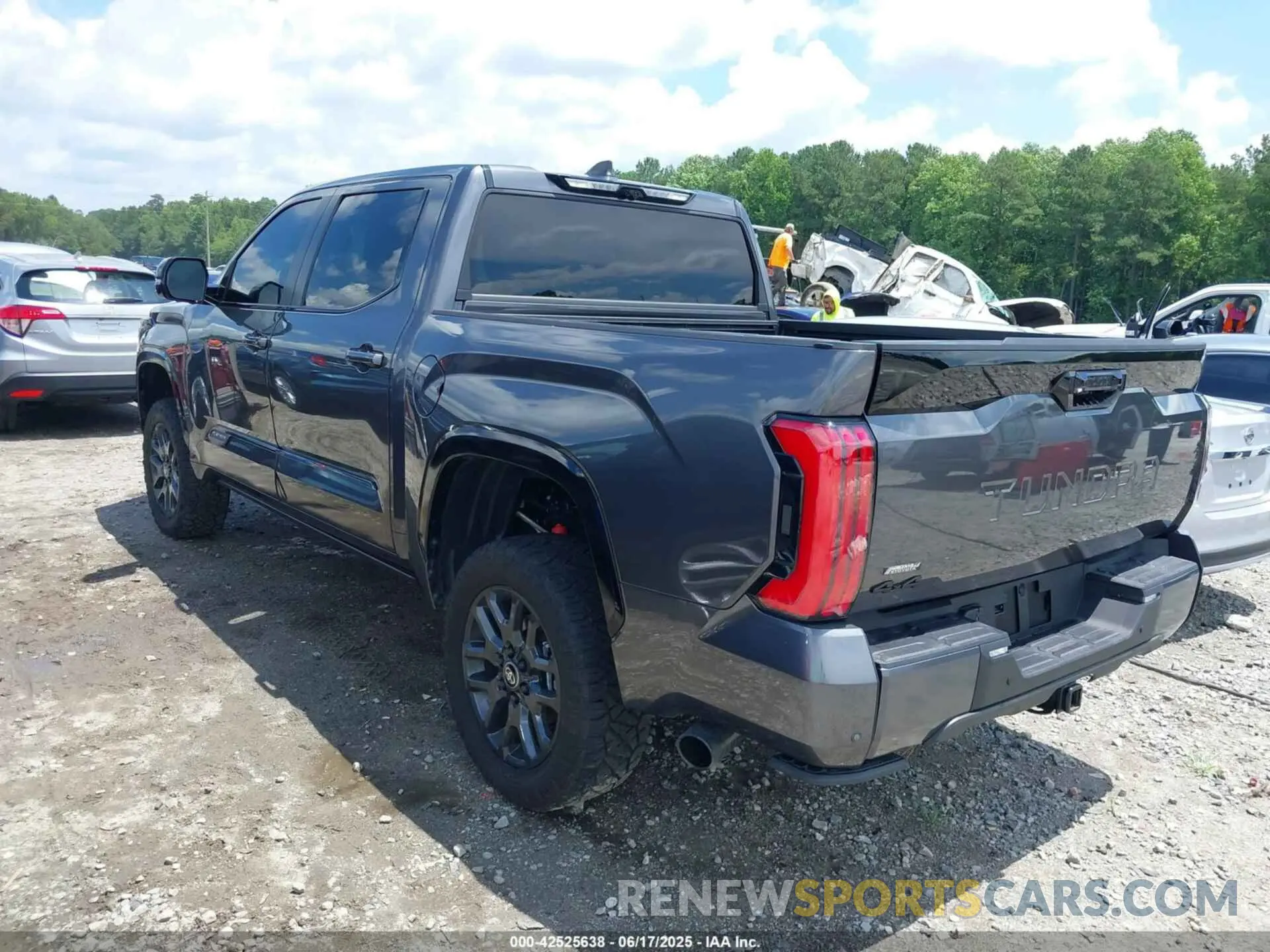 3 fotografías del automóvil dañado 5TFNA5DB2SX297116 TOYOTA TUNDRA 2025
