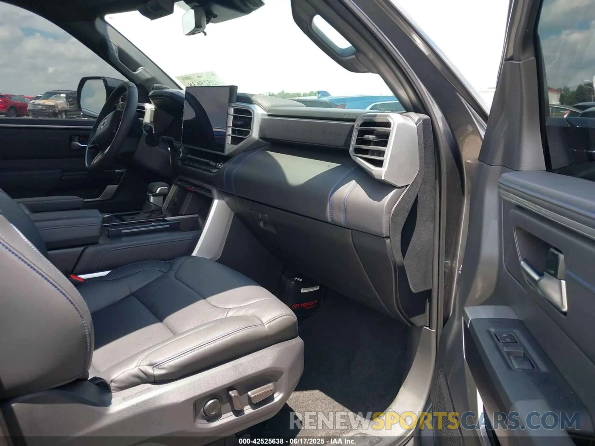 5 fotografías del automóvil dañado 5TFNA5DB2SX297116 TOYOTA TUNDRA 2025