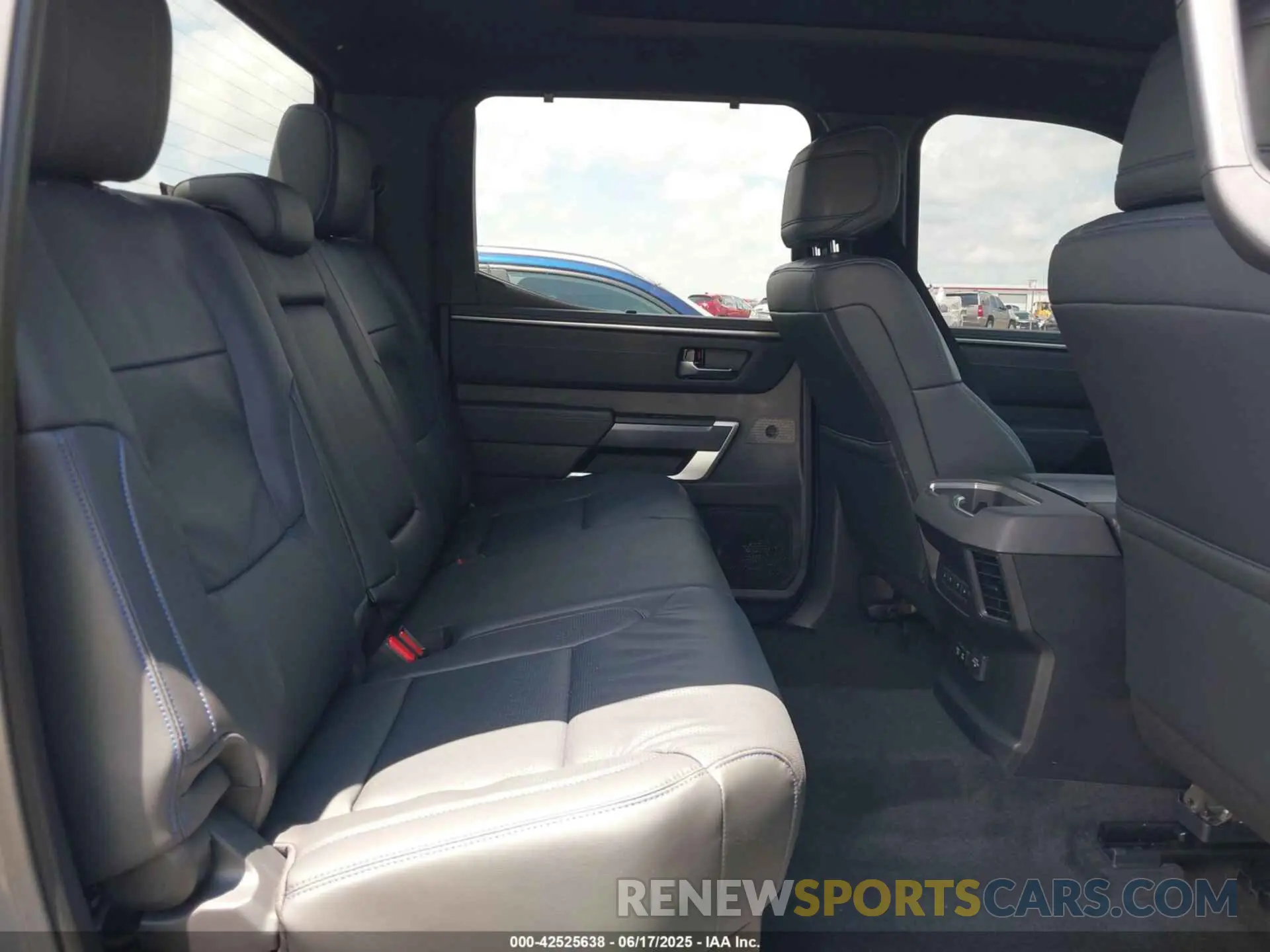 8 fotografías del automóvil dañado 5TFNA5DB2SX297116 TOYOTA TUNDRA 2025