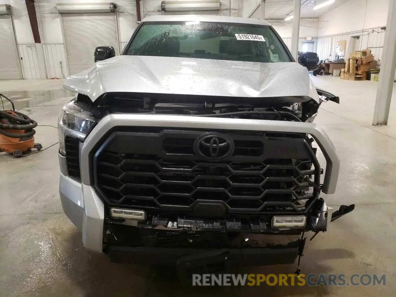 5 fotografías del automóvil dañado 5TFWA5DB7SX257859 TOYOTA TUNDRA 2025