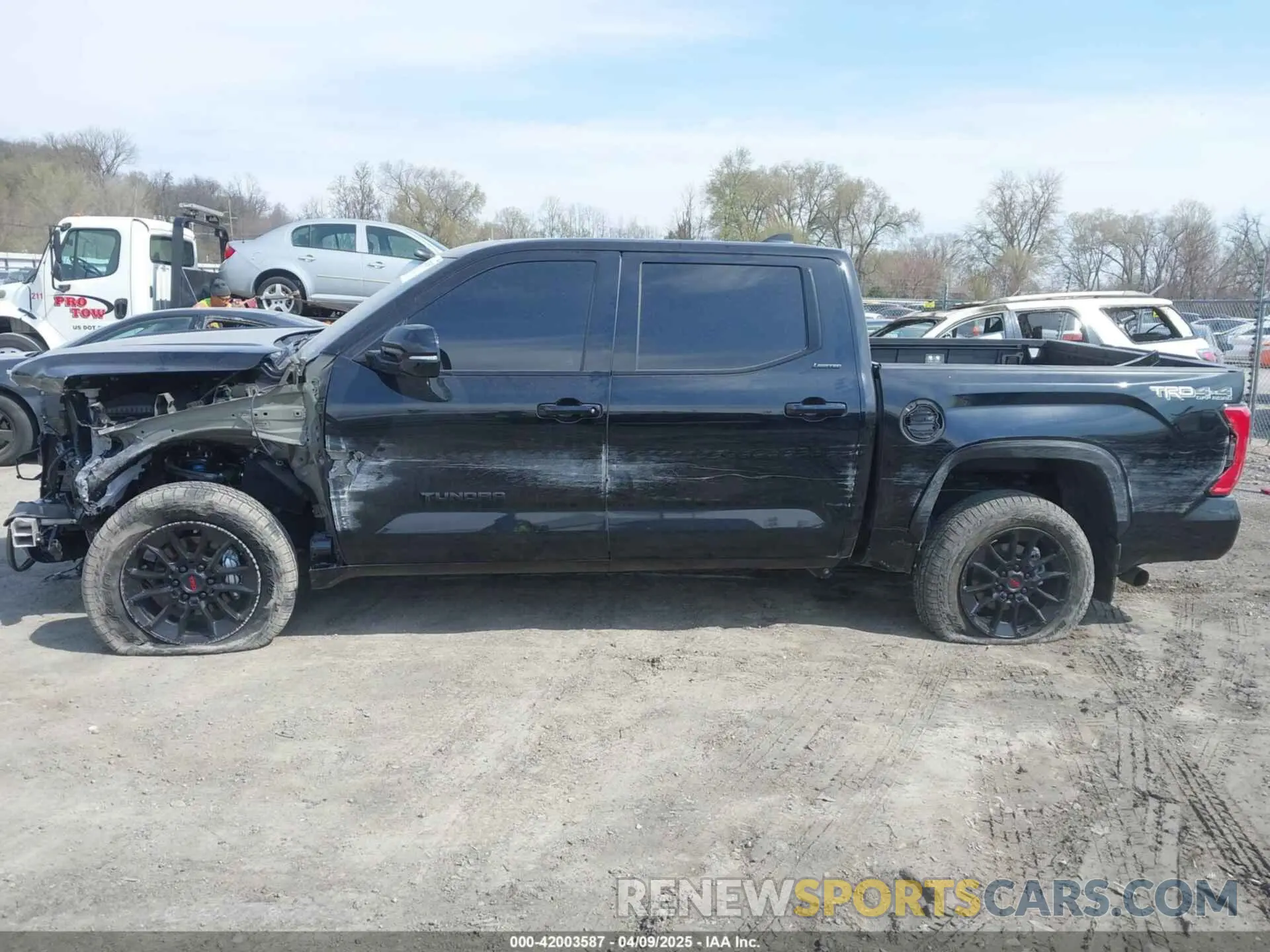 14 fotografías del automóvil dañado 5TFWA5DBXSX276518 TOYOTA TUNDRA 2025
