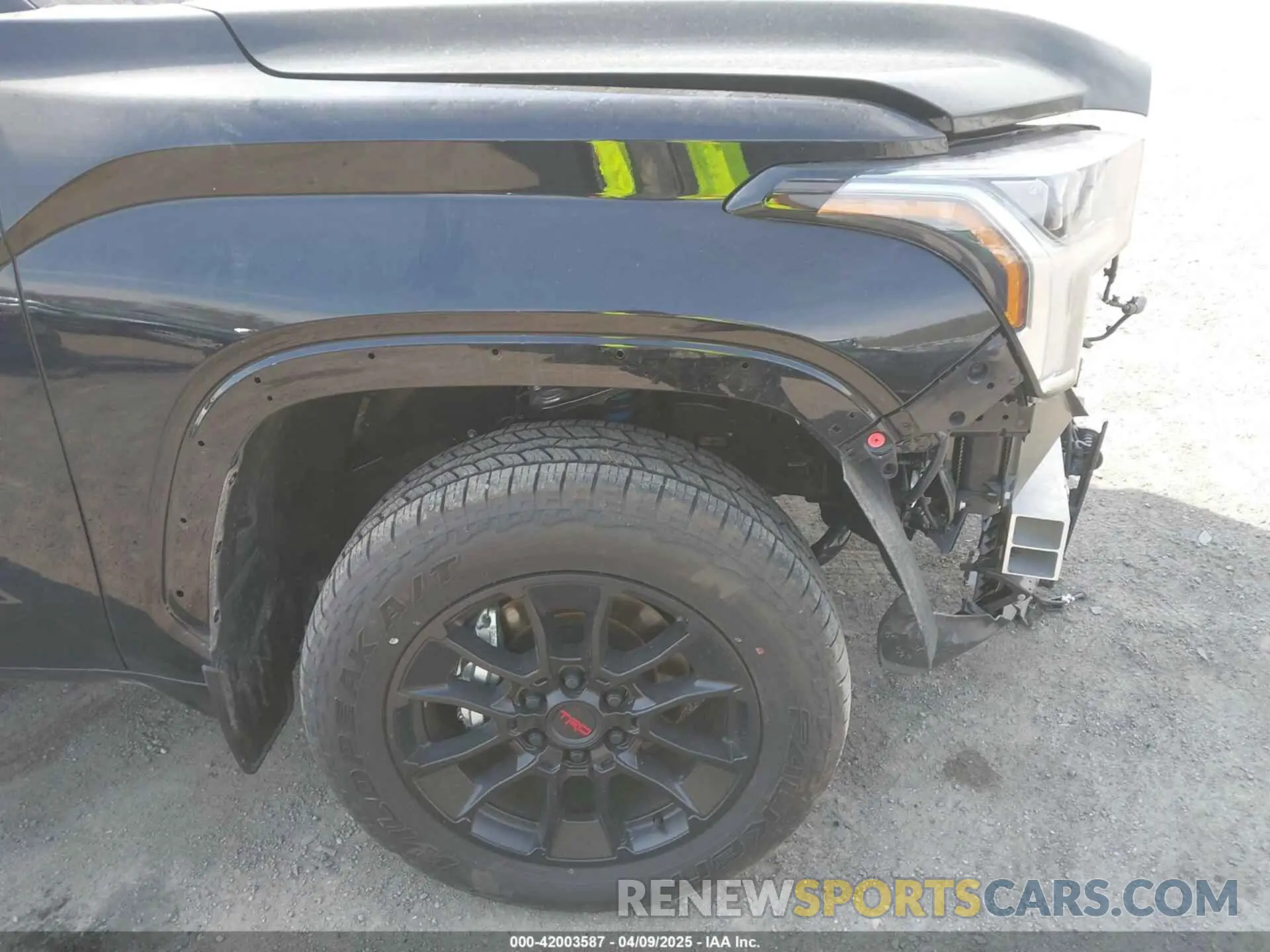 18 fotografías del automóvil dañado 5TFWA5DBXSX276518 TOYOTA TUNDRA 2025