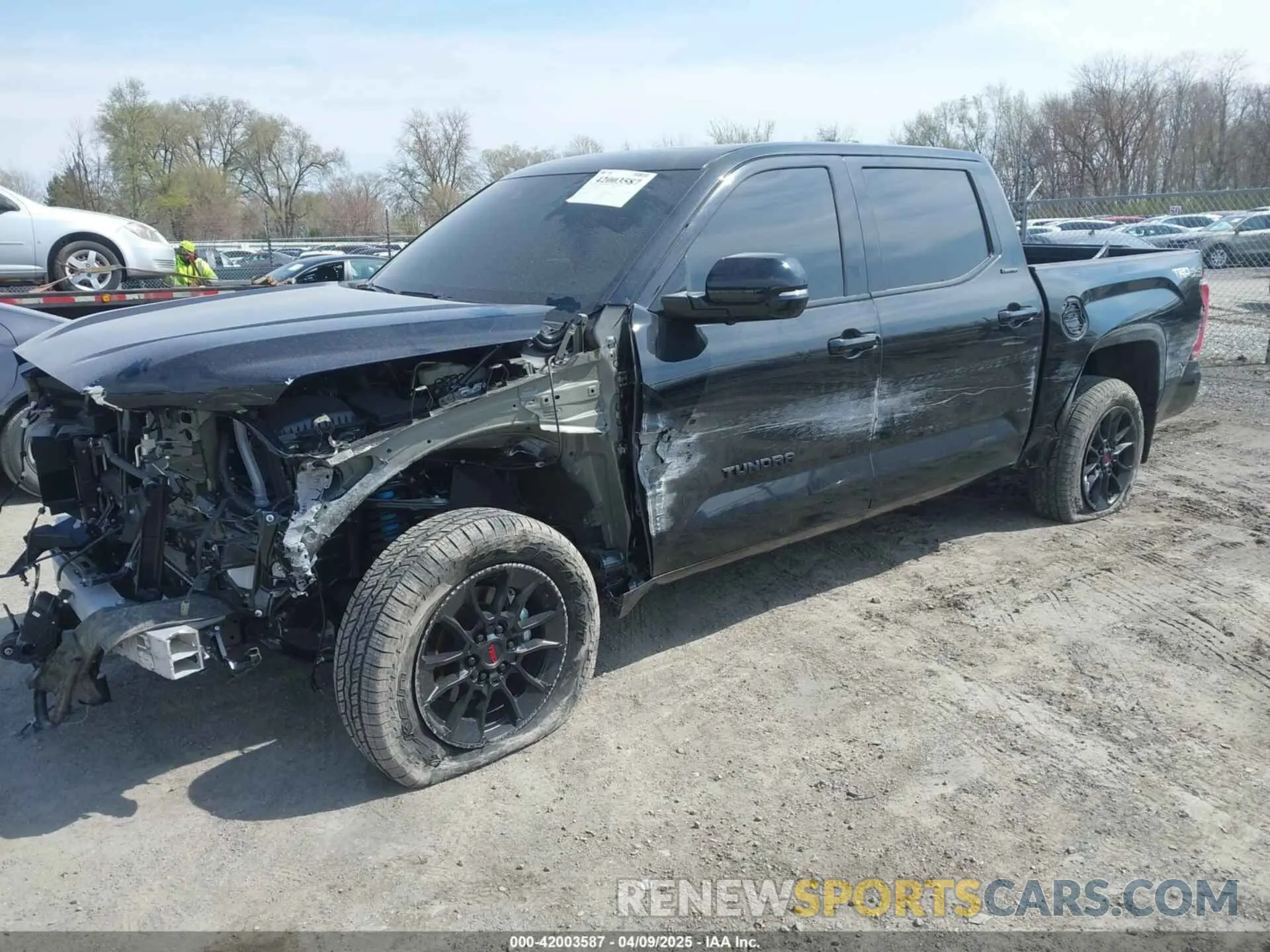 2 fotografías del automóvil dañado 5TFWA5DBXSX276518 TOYOTA TUNDRA 2025