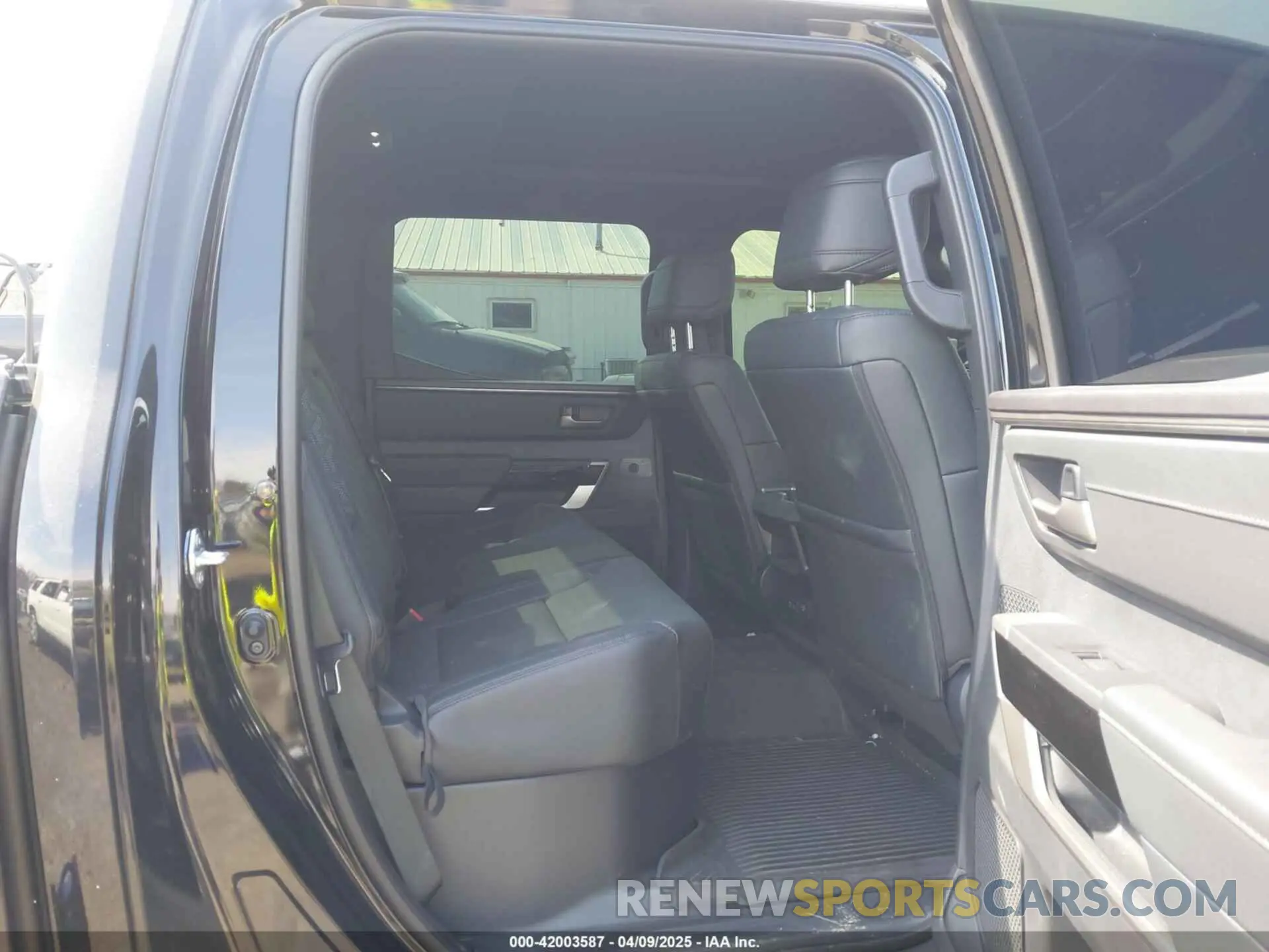 8 fotografías del automóvil dañado 5TFWA5DBXSX276518 TOYOTA TUNDRA 2025
