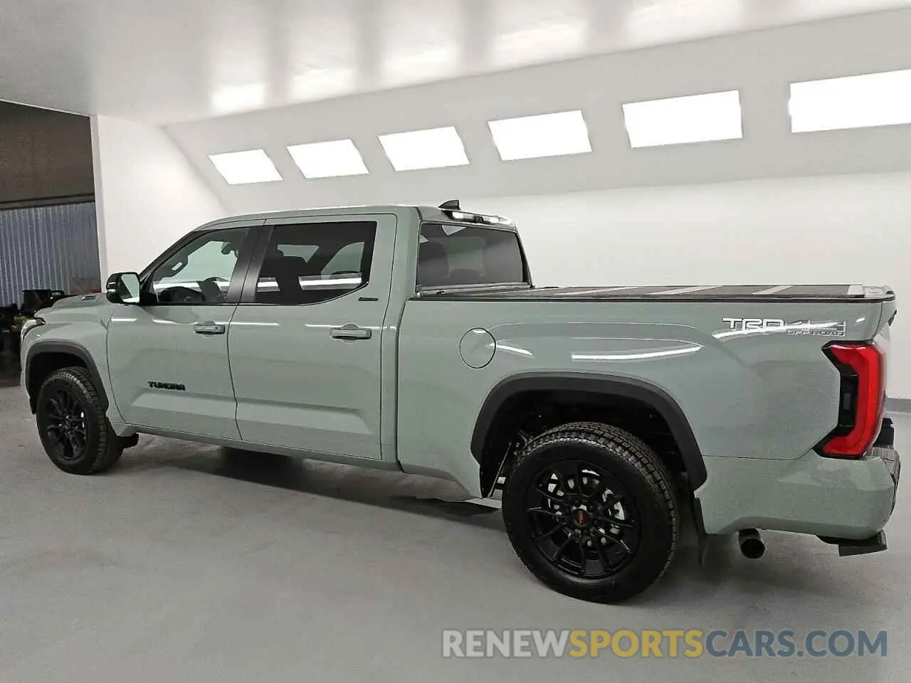 2 fotografías del automóvil dañado 5TFWC5EC2SX009004 TOYOTA TUNDRA 2025