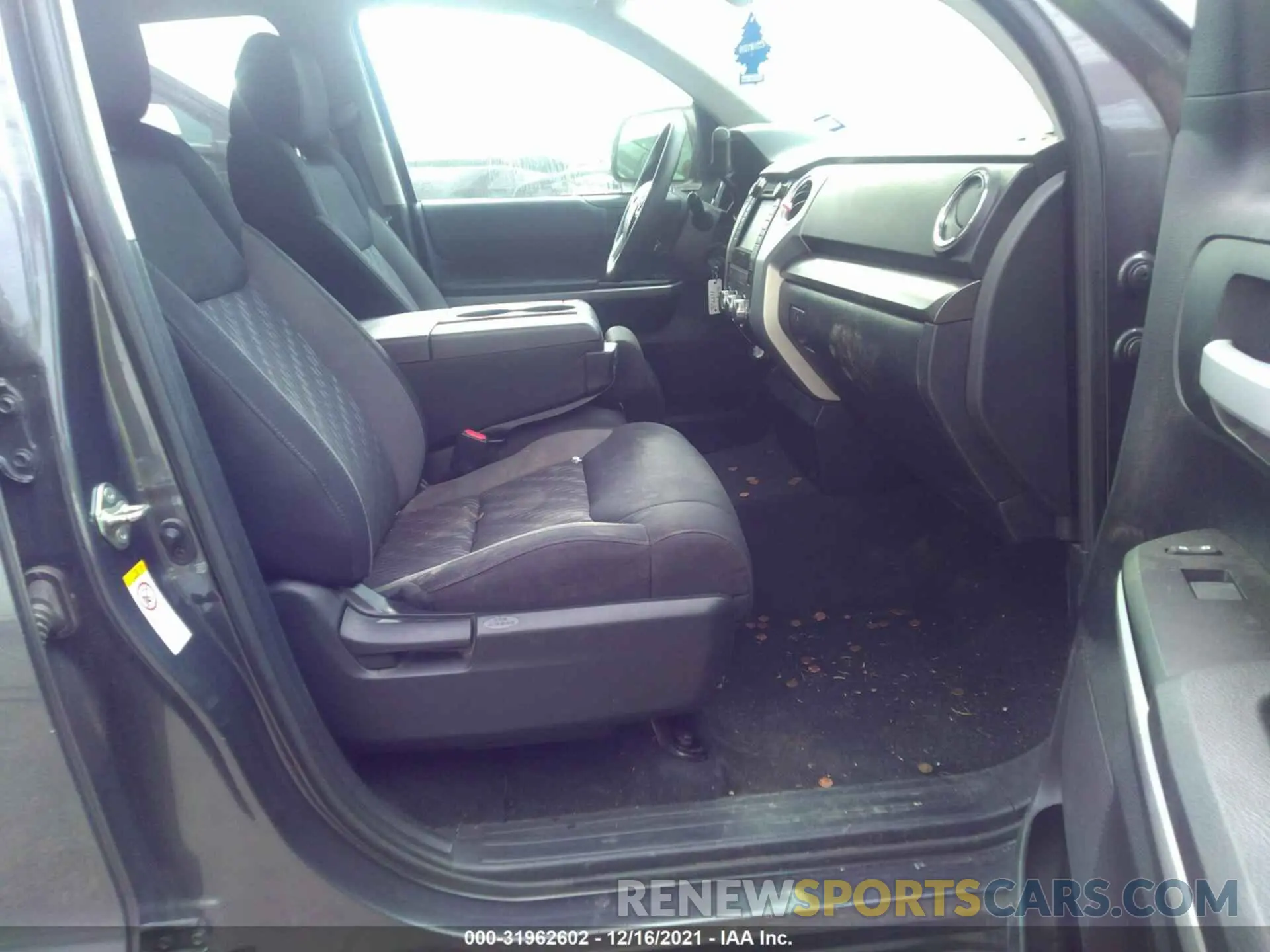 5 fotografías del automóvil dañado 5TFRM5F12KX140375 TOYOTA TUNDRA 2WD 2019