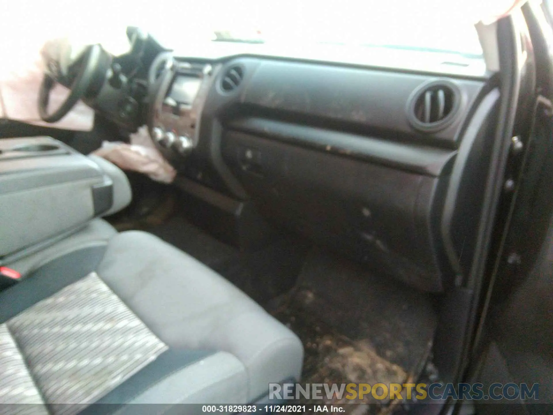 5 fotografías del automóvil dañado 5TFRM5F19KX137117 TOYOTA TUNDRA 2WD 2019