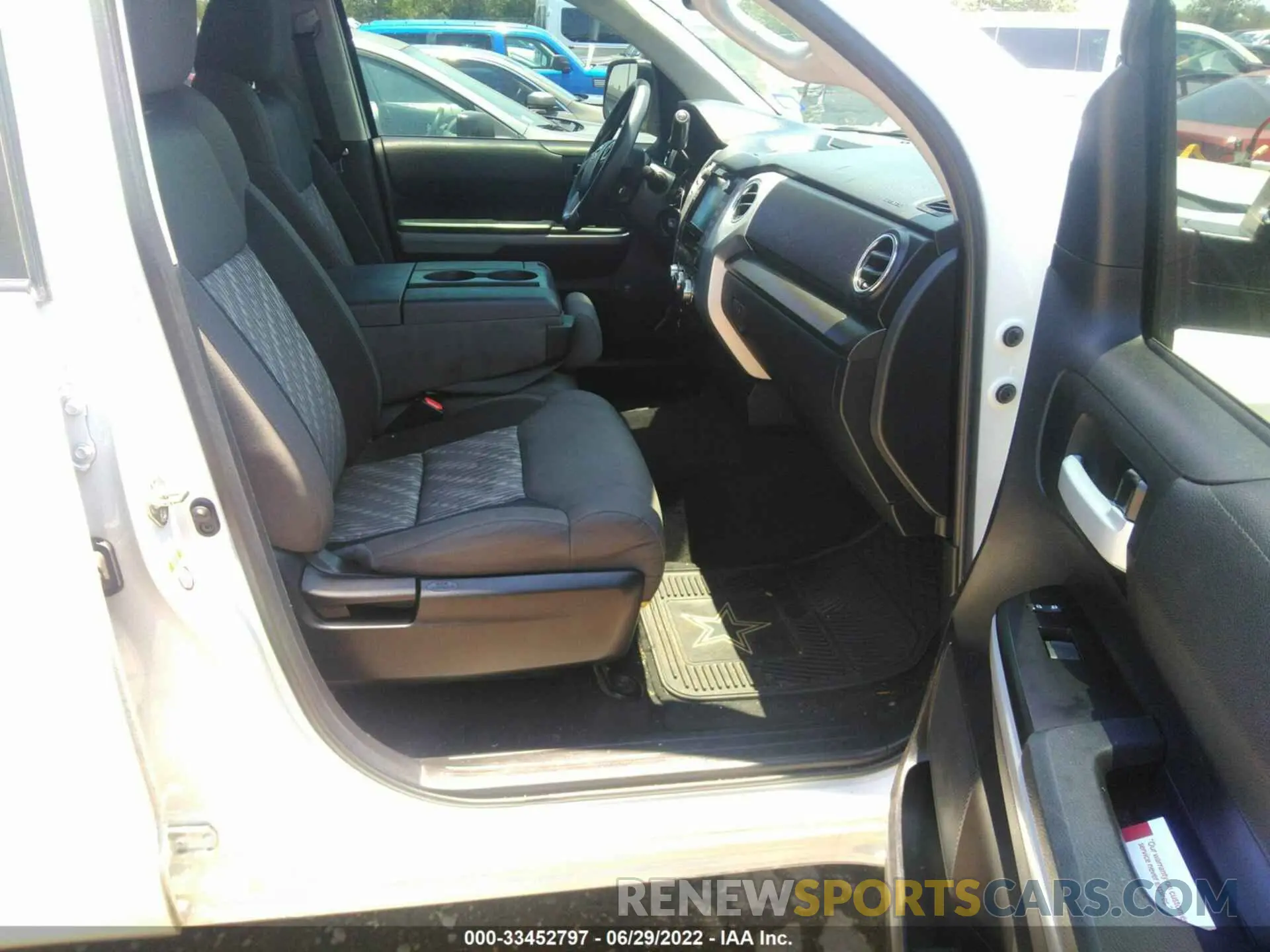 5 fotografías del automóvil dañado 5TFEY5F18LX256846 TOYOTA TUNDRA 2WD 2020