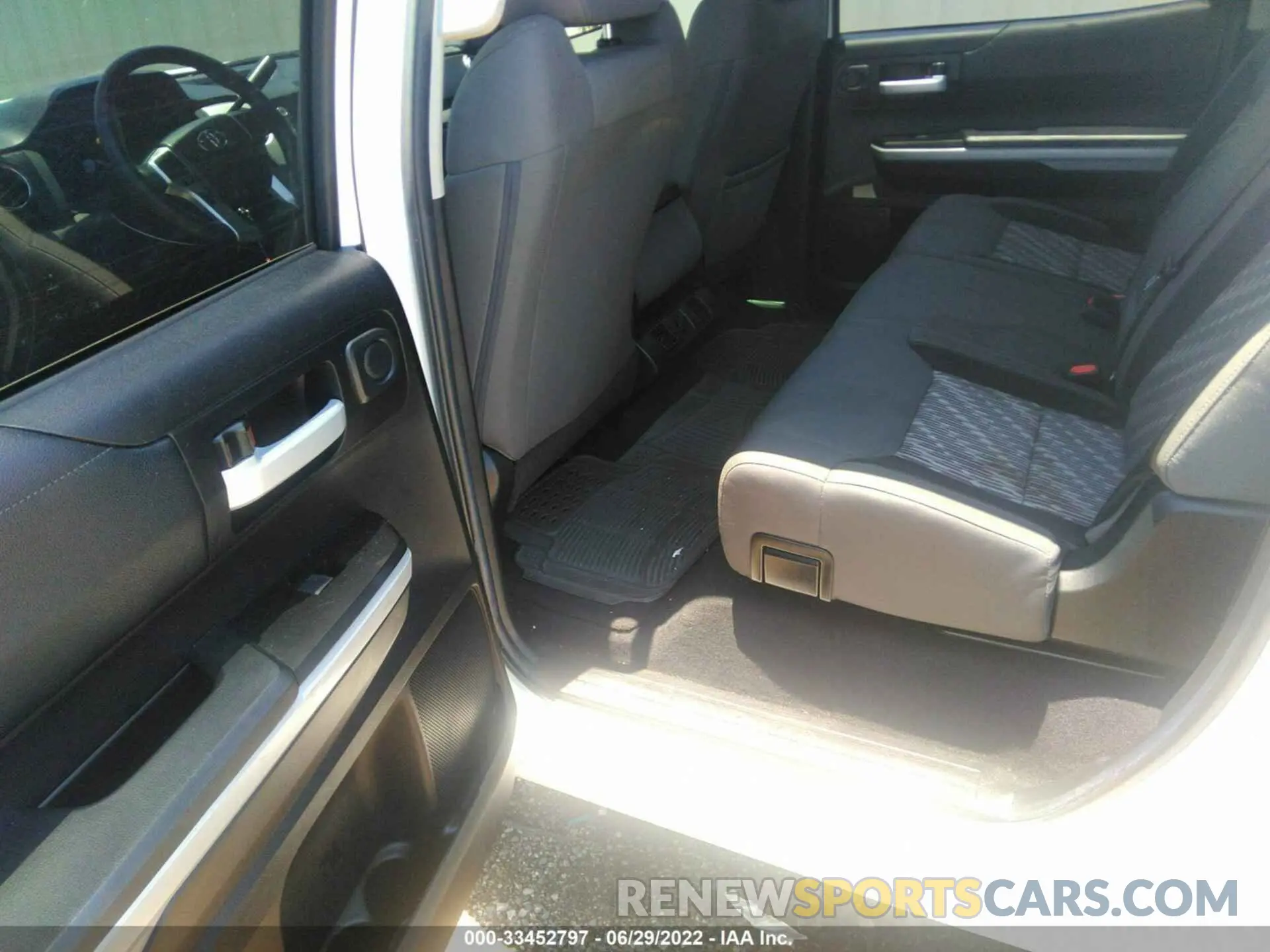 7 fotografías del automóvil dañado 5TFEY5F18LX256846 TOYOTA TUNDRA 2WD 2020