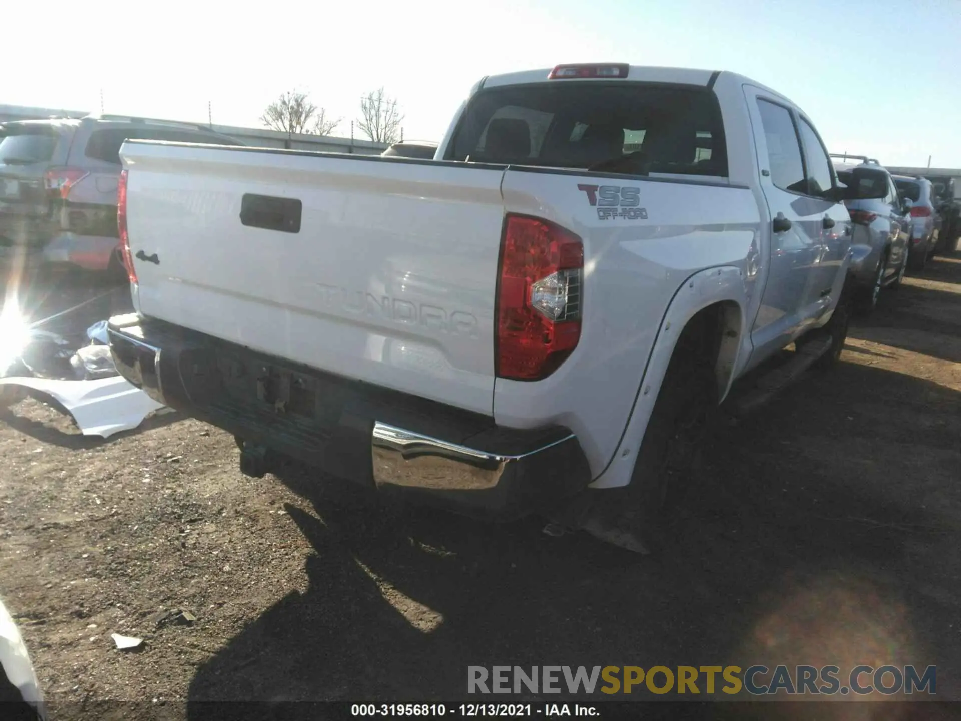 4 fotografías del automóvil dañado 5TFDW5F15KX801868 TOYOTA TUNDRA 4WD 2019