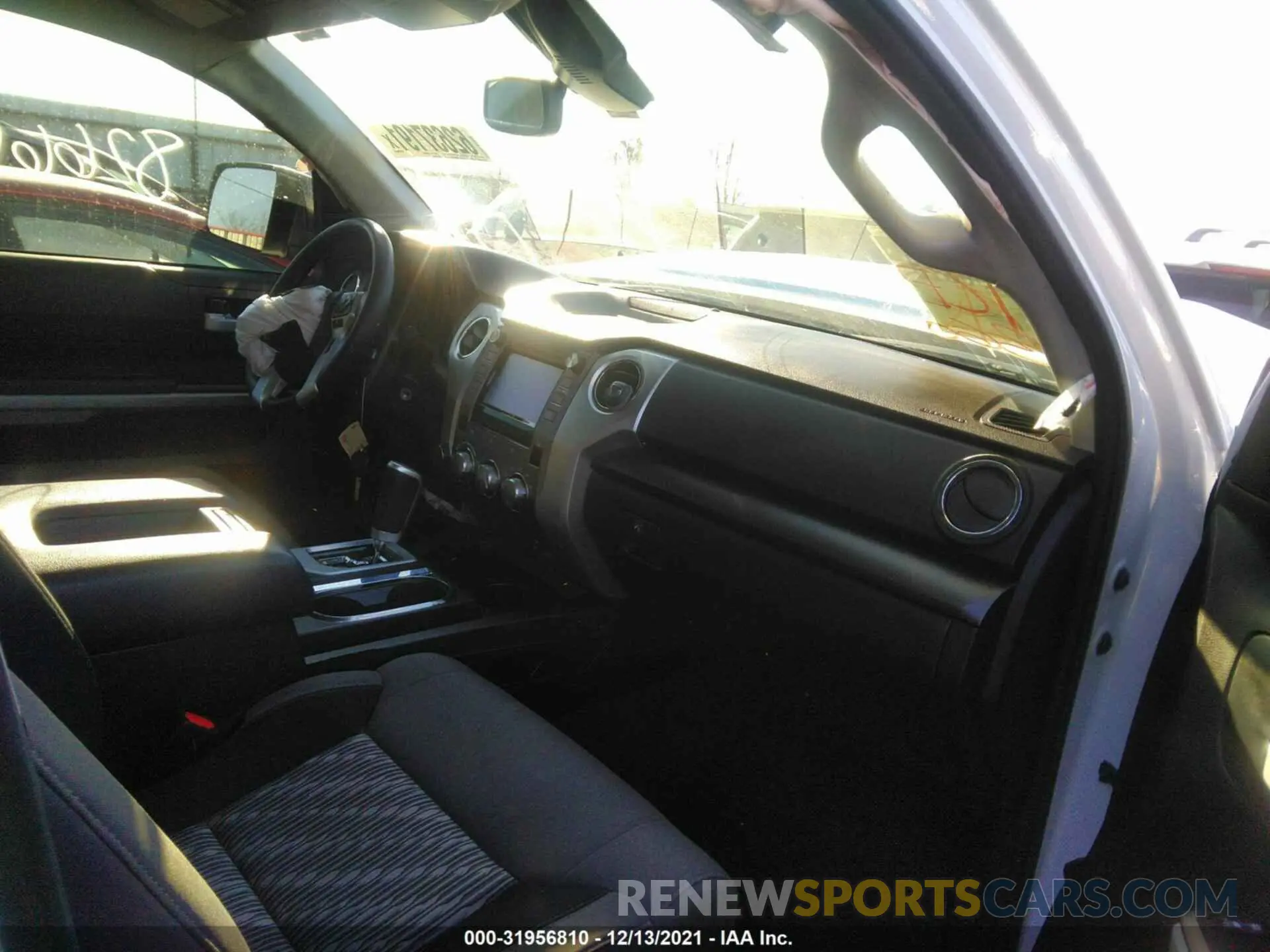 5 fotografías del automóvil dañado 5TFDW5F15KX801868 TOYOTA TUNDRA 4WD 2019