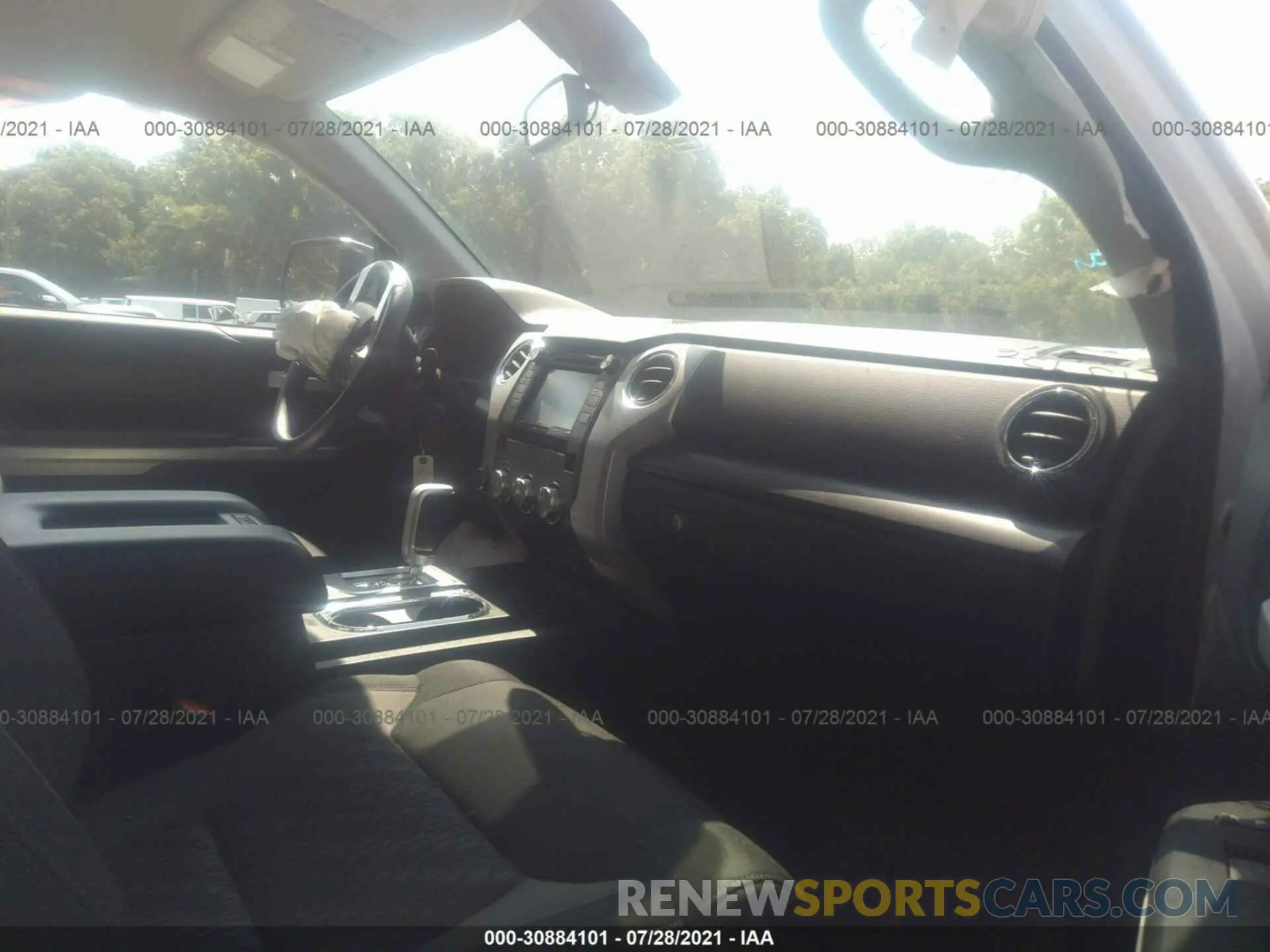 5 fotografías del automóvil dañado 5TFUW5F18KX782104 TOYOTA TUNDRA 4WD 2019