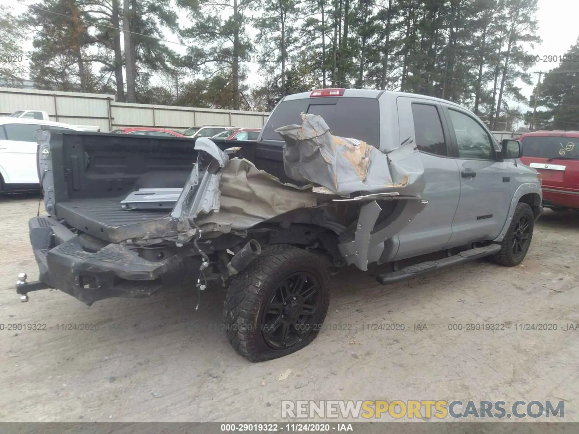 4 fotografías del automóvil dañado 5TFUW5F19KX850930 TOYOTA TUNDRA 4WD 2019