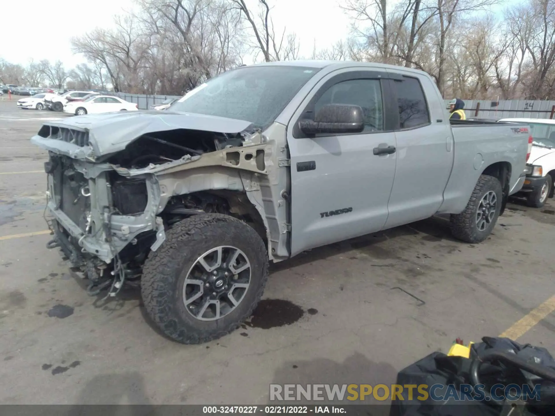 2 fotografías del automóvil dañado 5TFUY5F19KX814052 TOYOTA TUNDRA 4WD 2019