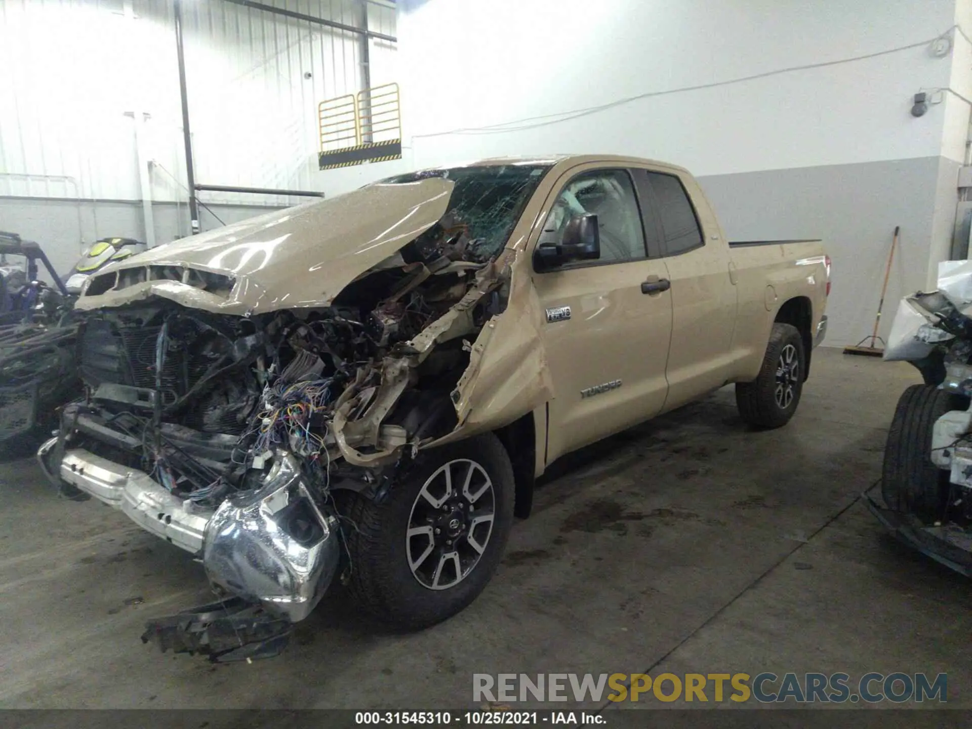 2 fotografías del automóvil dañado 5TFUY5F11LX914888 TOYOTA TUNDRA 4WD 2020