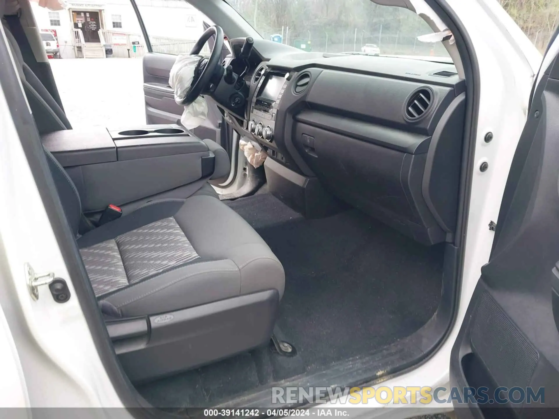 5 fotografías del automóvil dañado 5TFUY5F11LX927267 TOYOTA TUNDRA 4WD 2020