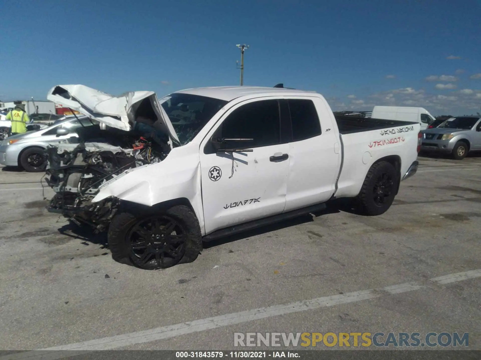2 fotografías del automóvil dañado 5TFUY5F19LX919949 TOYOTA TUNDRA 4WD 2020