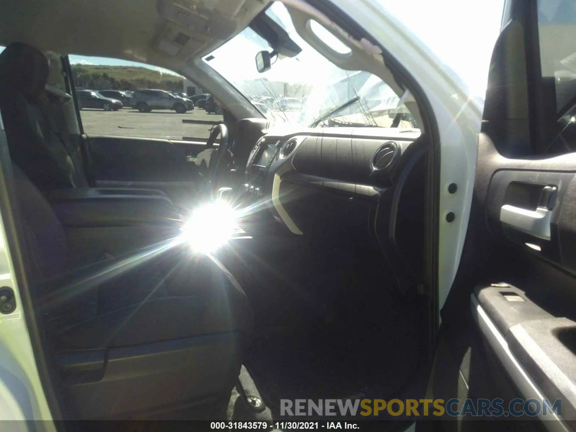 5 fotografías del automóvil dañado 5TFUY5F19LX919949 TOYOTA TUNDRA 4WD 2020